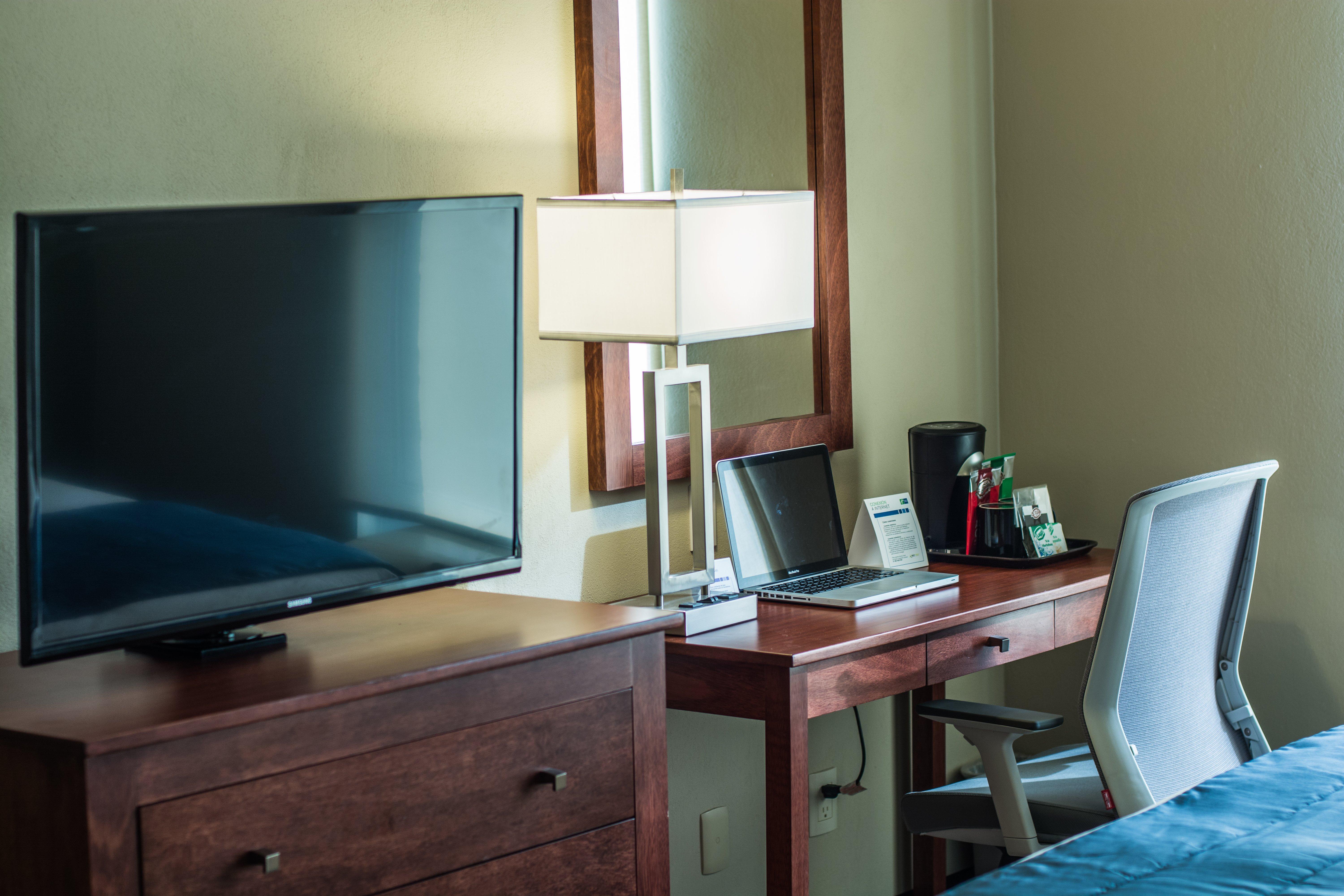 Holiday Inn Express Guadalajara Aeropuerto By Ihg Las Pintas Exteriör bild