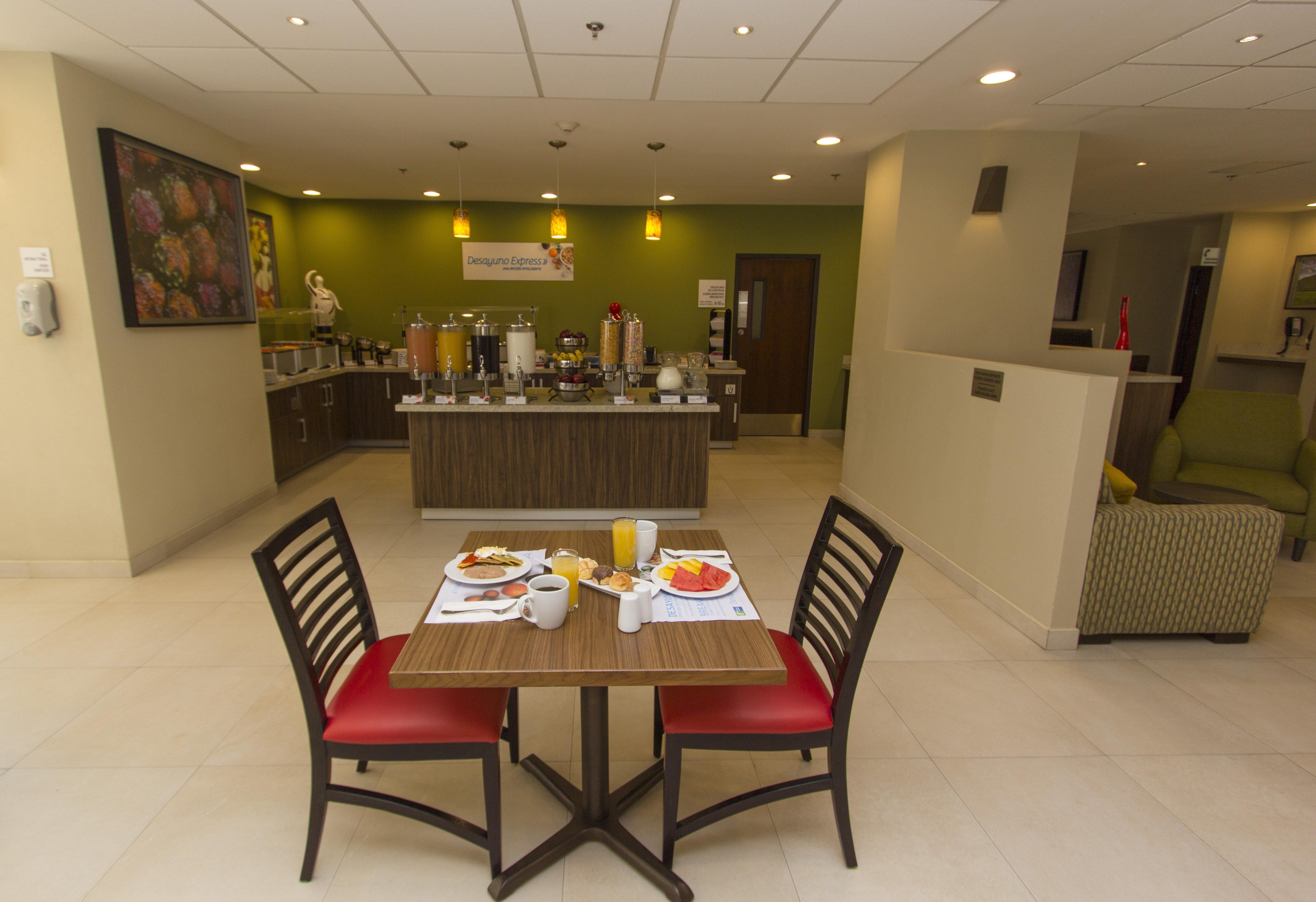 Holiday Inn Express Guadalajara Aeropuerto By Ihg Las Pintas Exteriör bild