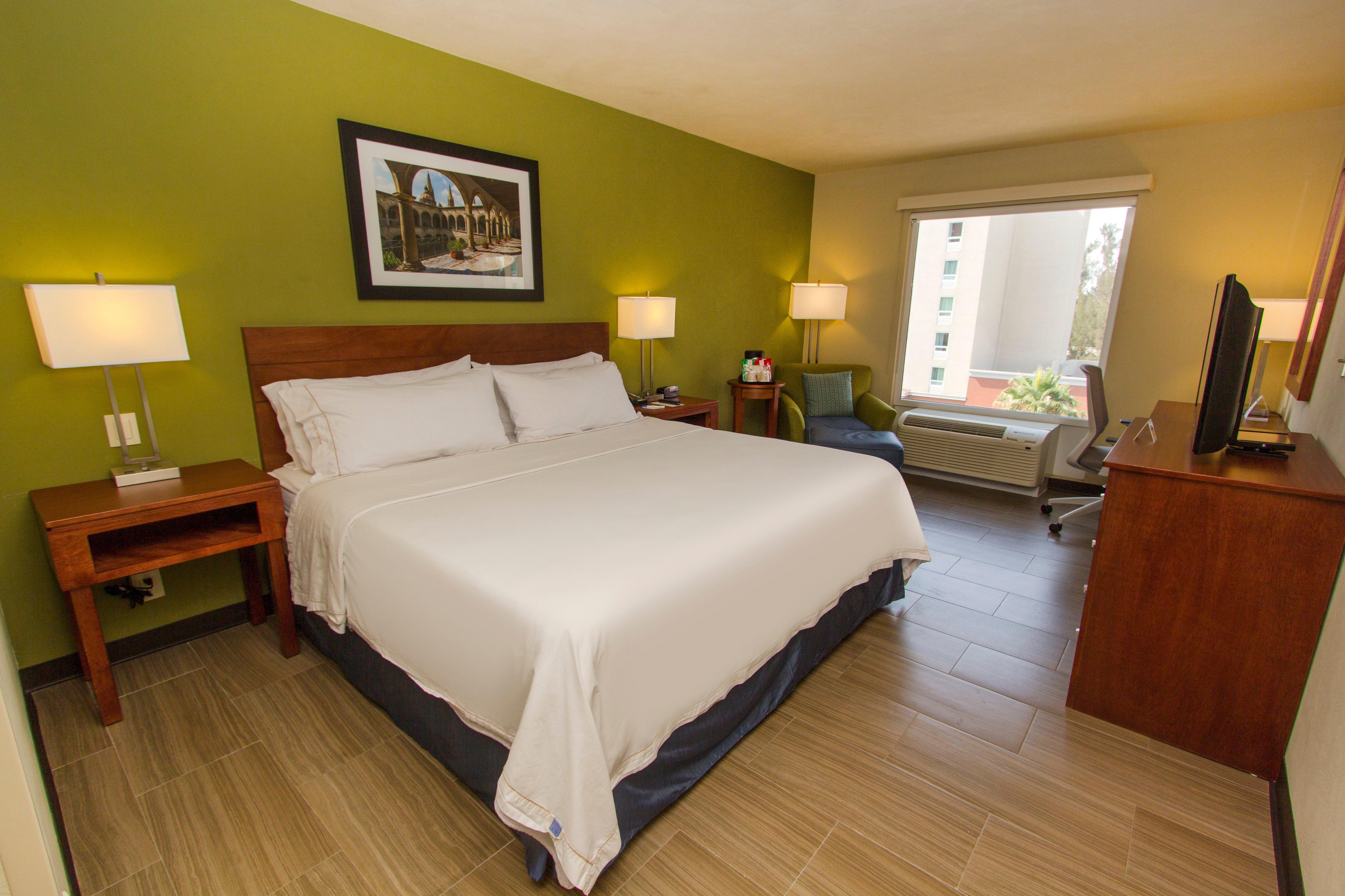 Holiday Inn Express Guadalajara Aeropuerto By Ihg Las Pintas Exteriör bild