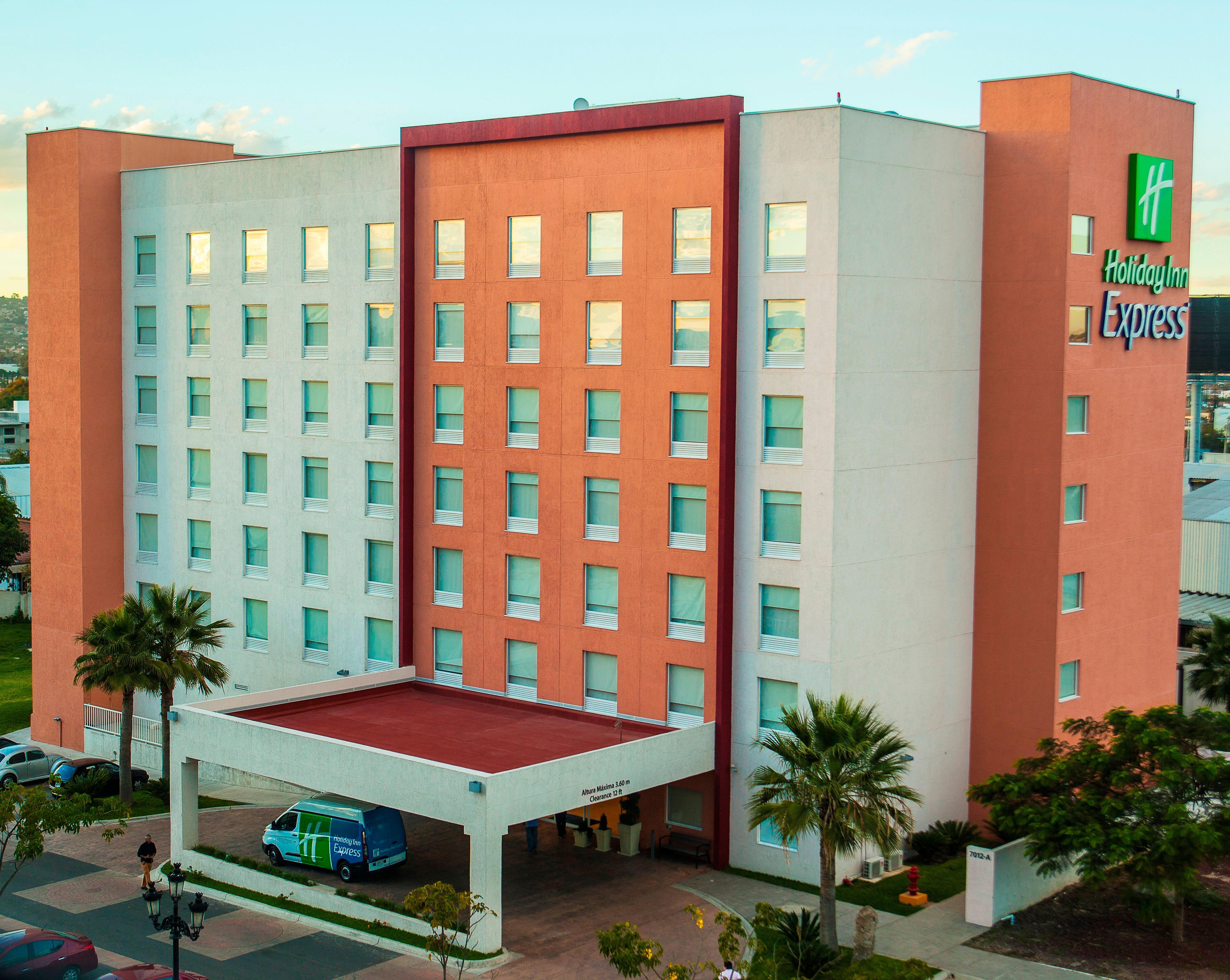 Holiday Inn Express Guadalajara Aeropuerto By Ihg Las Pintas Exteriör bild