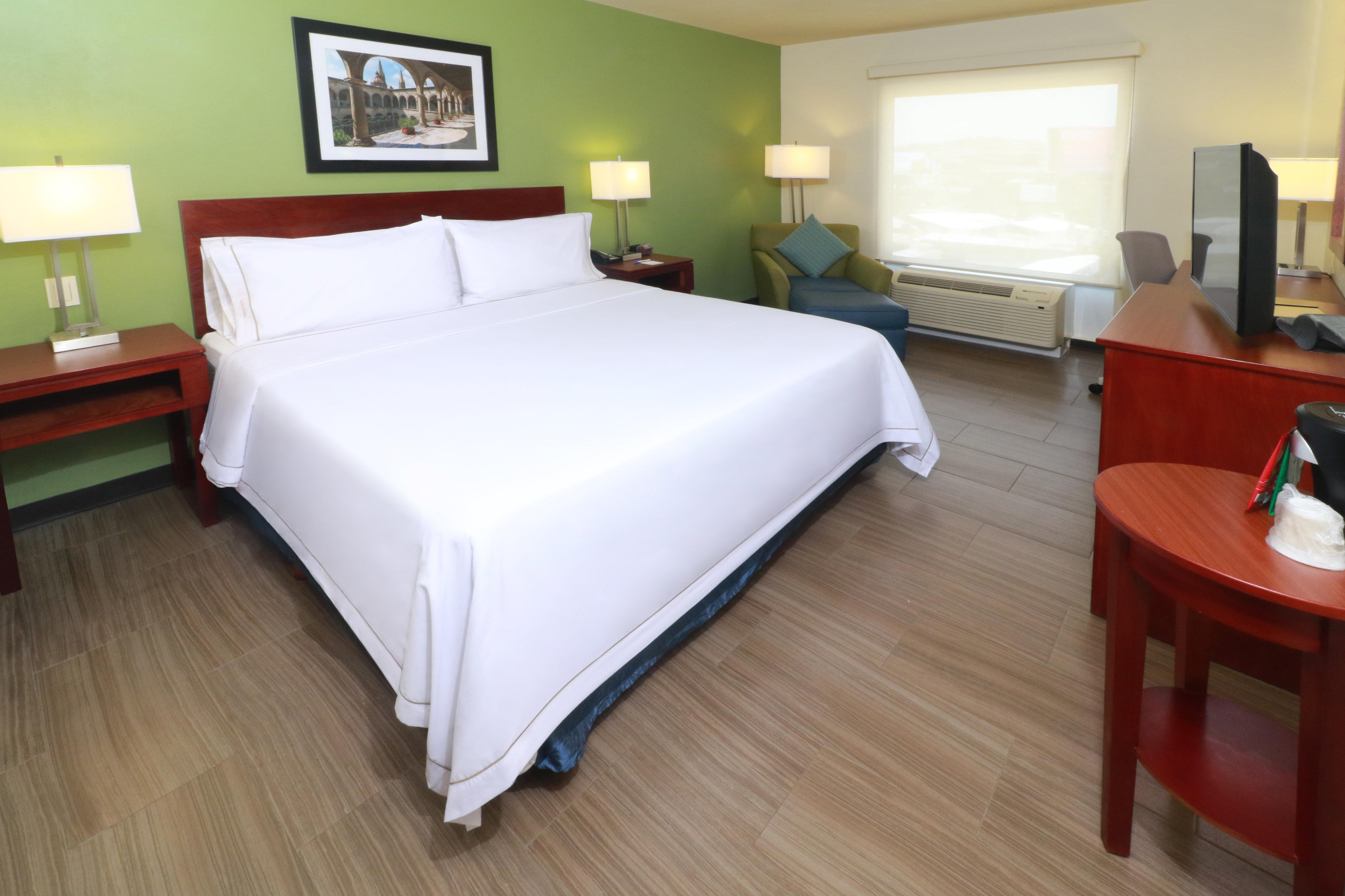 Holiday Inn Express Guadalajara Aeropuerto By Ihg Las Pintas Exteriör bild