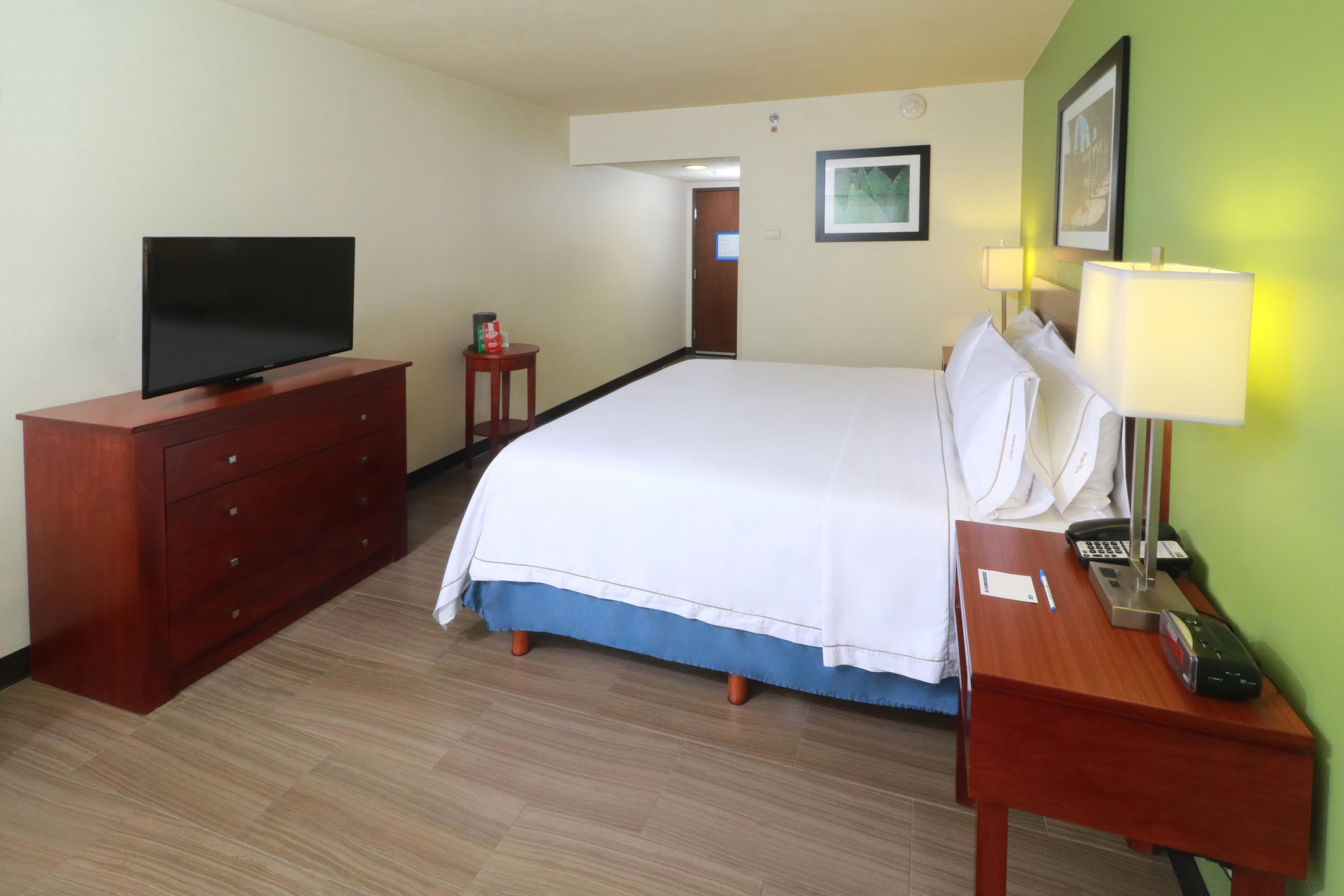 Holiday Inn Express Guadalajara Aeropuerto By Ihg Las Pintas Exteriör bild