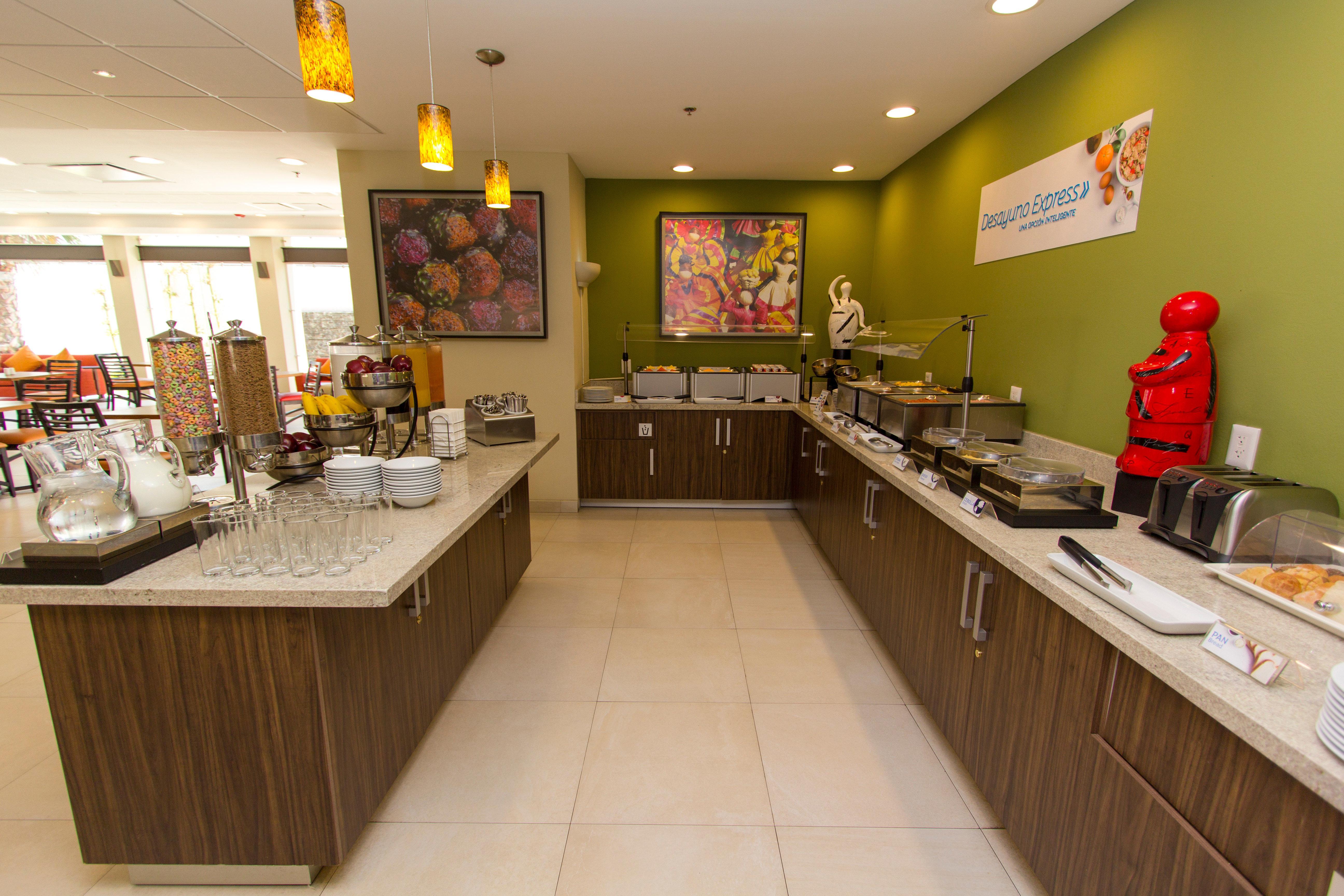 Holiday Inn Express Guadalajara Aeropuerto By Ihg Las Pintas Exteriör bild