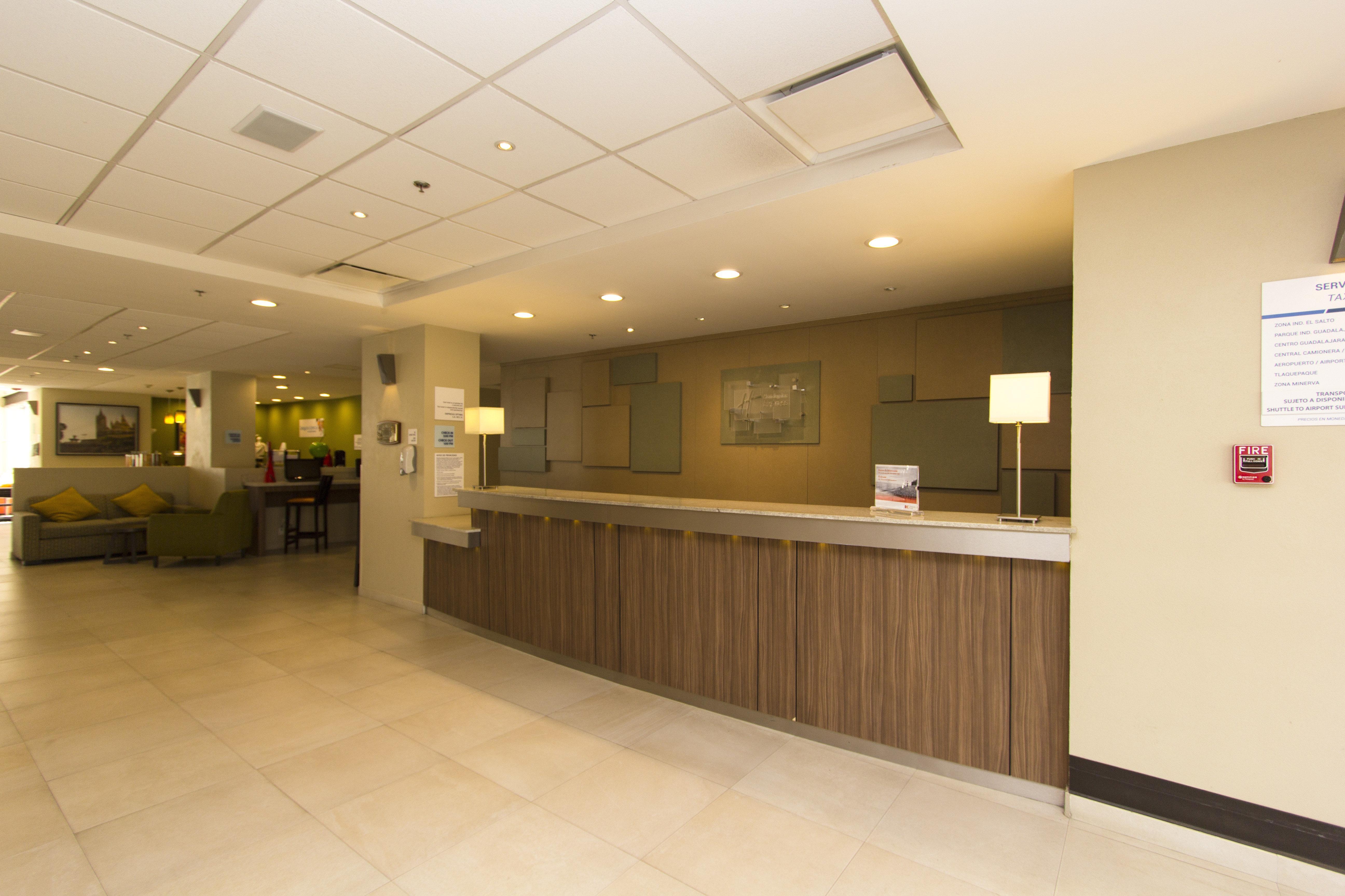 Holiday Inn Express Guadalajara Aeropuerto By Ihg Las Pintas Exteriör bild