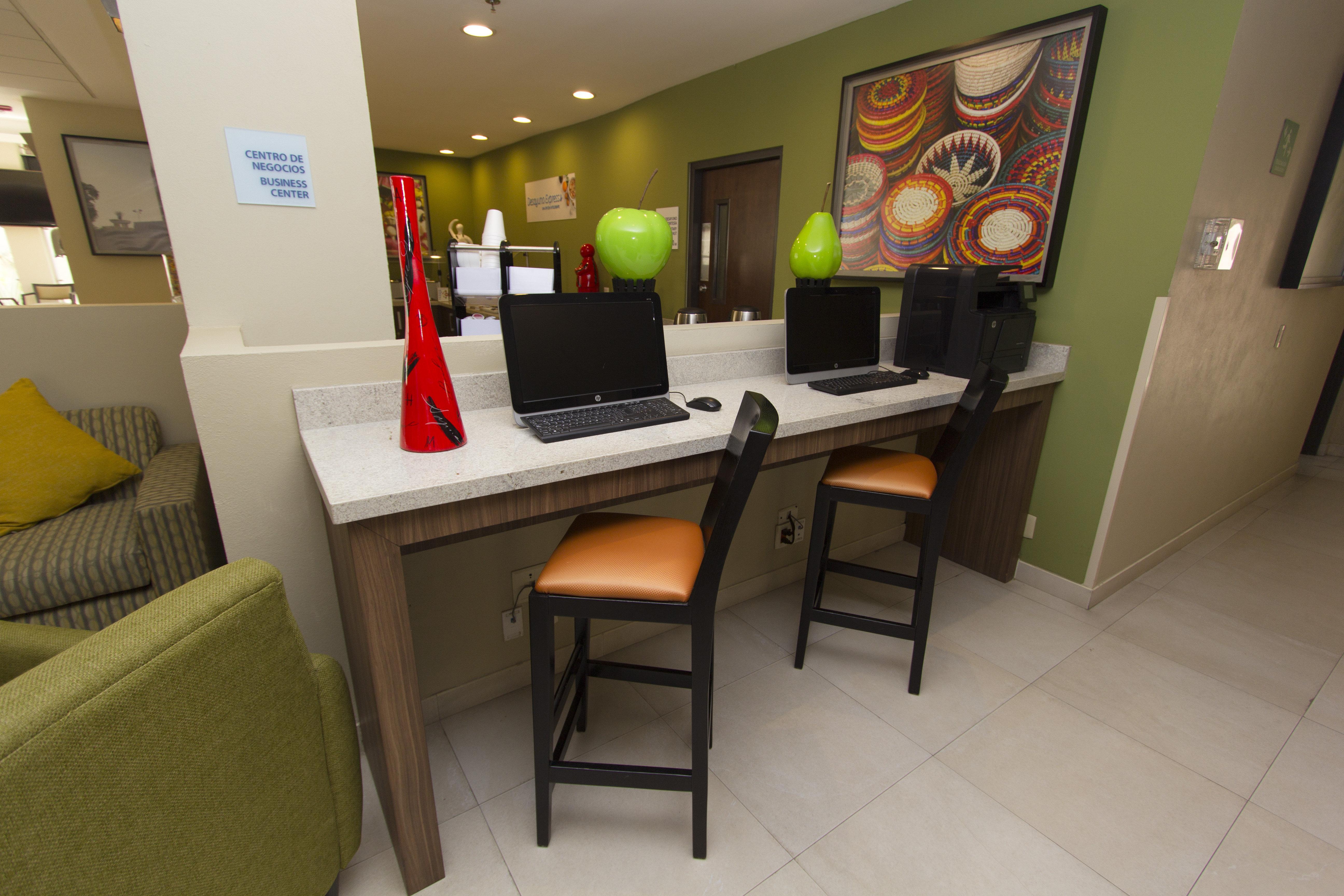 Holiday Inn Express Guadalajara Aeropuerto By Ihg Las Pintas Exteriör bild
