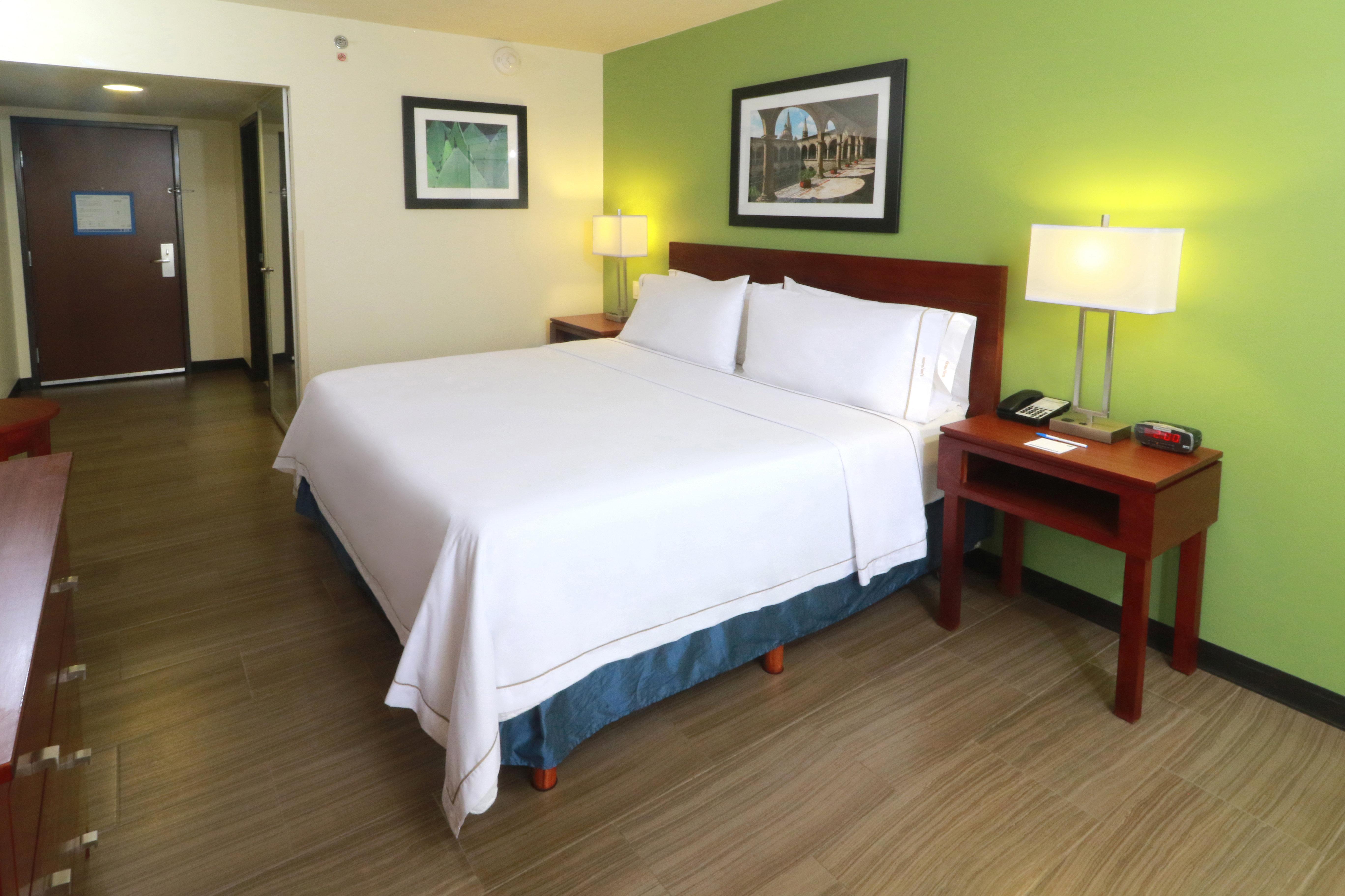 Holiday Inn Express Guadalajara Aeropuerto By Ihg Las Pintas Exteriör bild