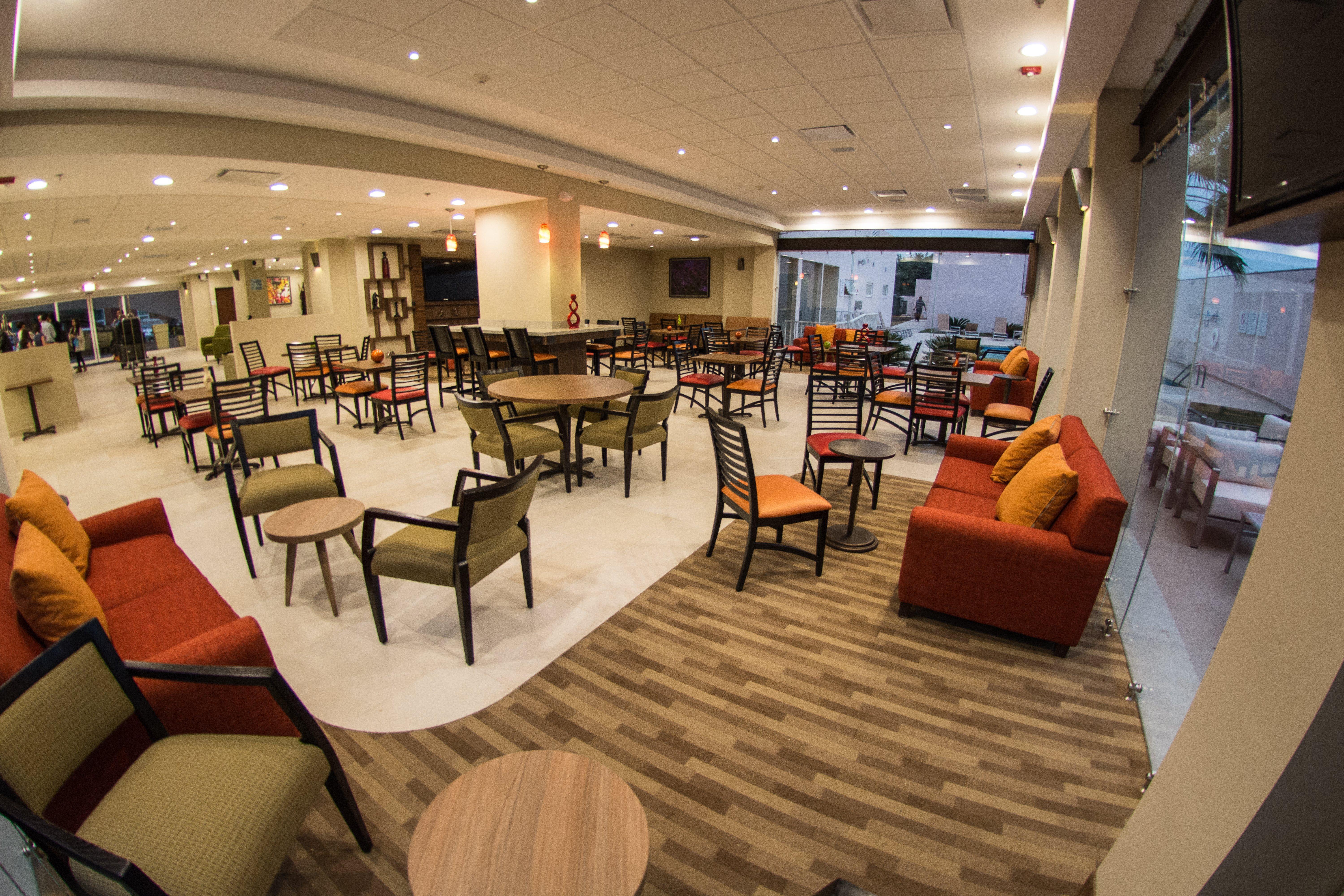 Holiday Inn Express Guadalajara Aeropuerto By Ihg Las Pintas Exteriör bild