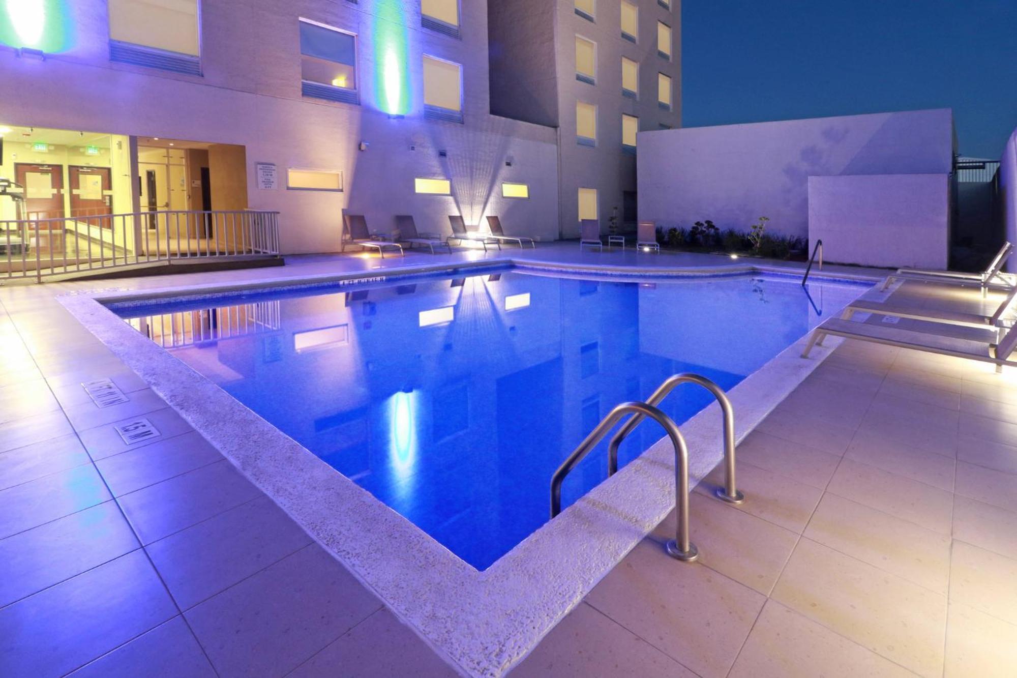 Holiday Inn Express Guadalajara Aeropuerto By Ihg Las Pintas Exteriör bild