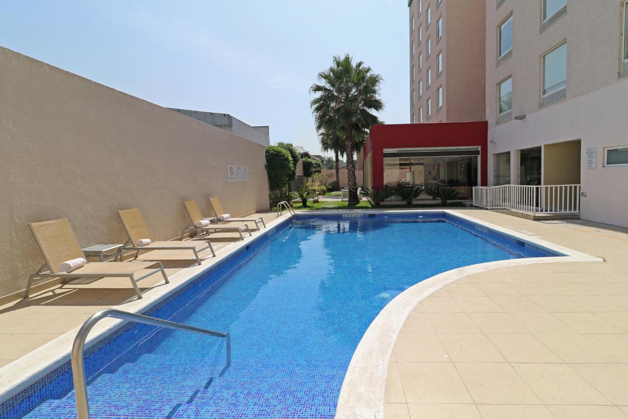 Holiday Inn Express Guadalajara Aeropuerto By Ihg Las Pintas Exteriör bild