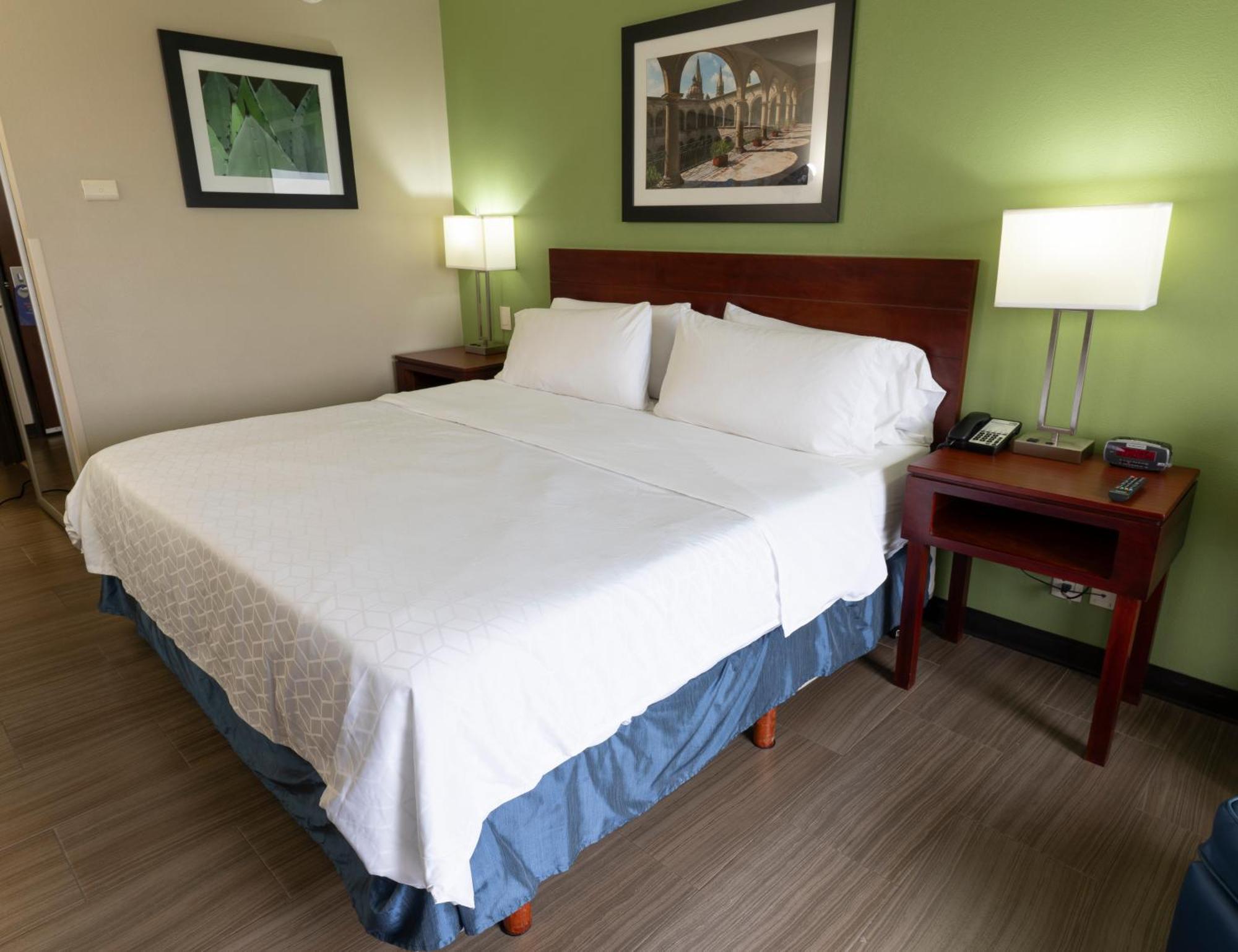 Holiday Inn Express Guadalajara Aeropuerto By Ihg Las Pintas Exteriör bild