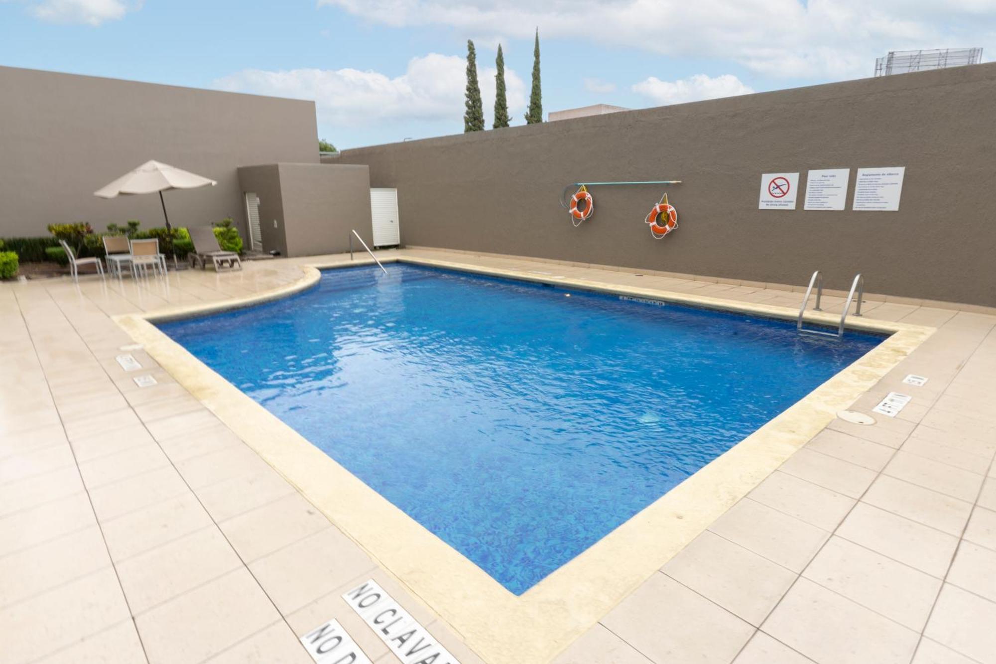 Holiday Inn Express Guadalajara Aeropuerto By Ihg Las Pintas Exteriör bild