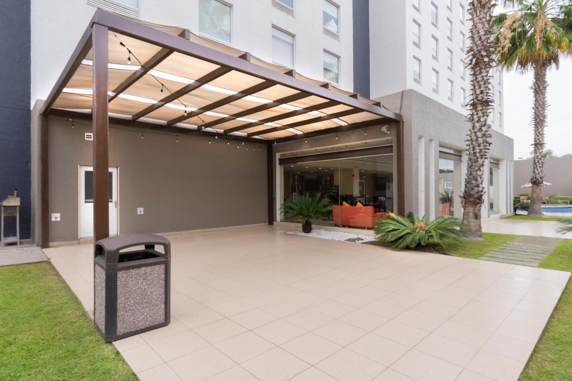 Holiday Inn Express Guadalajara Aeropuerto By Ihg Las Pintas Exteriör bild