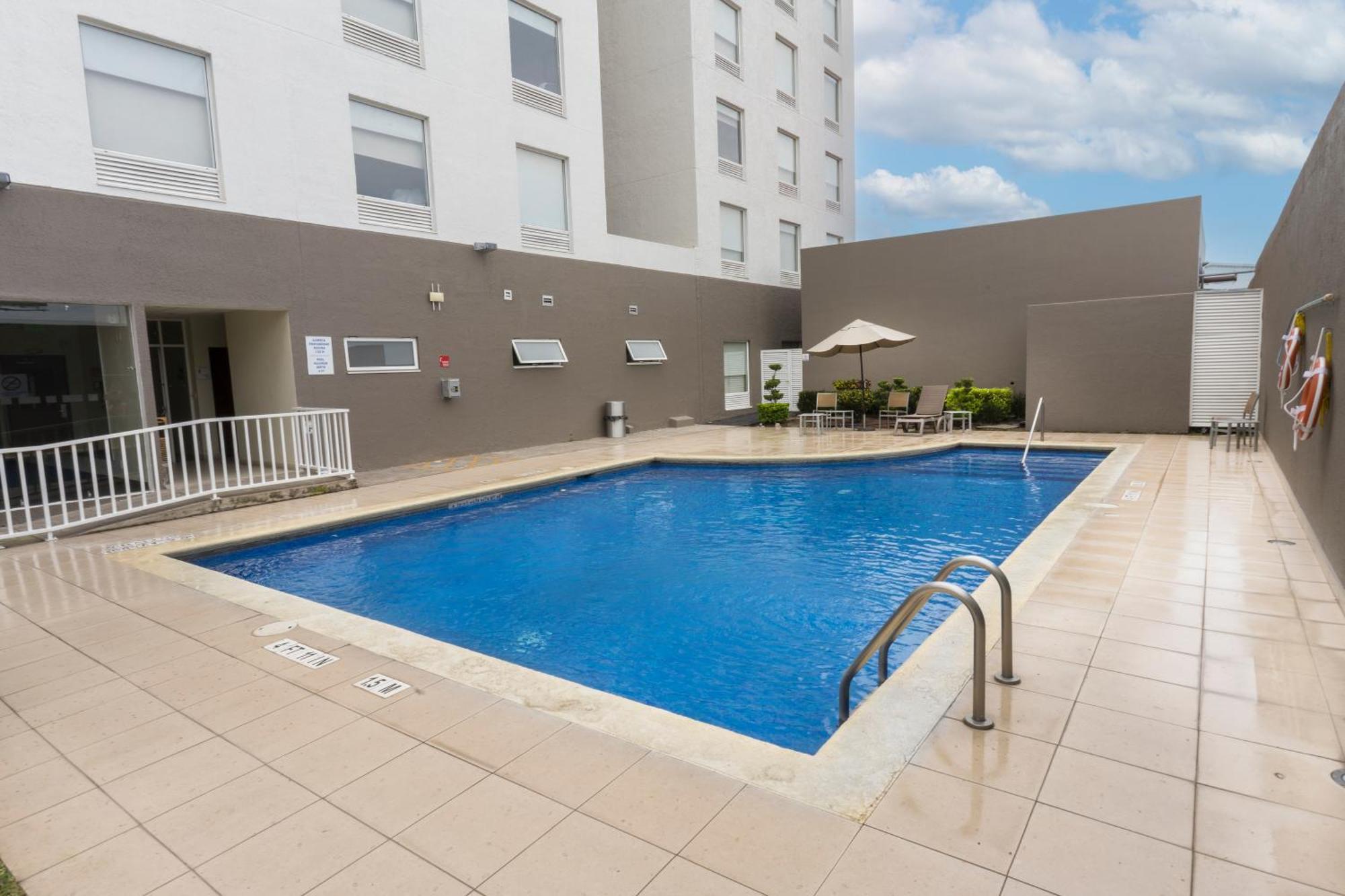 Holiday Inn Express Guadalajara Aeropuerto By Ihg Las Pintas Exteriör bild