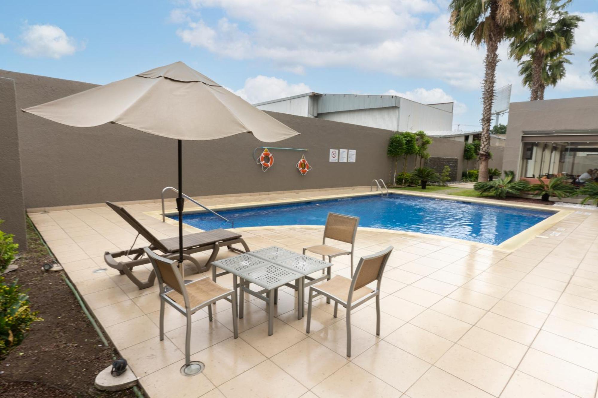 Holiday Inn Express Guadalajara Aeropuerto By Ihg Las Pintas Exteriör bild