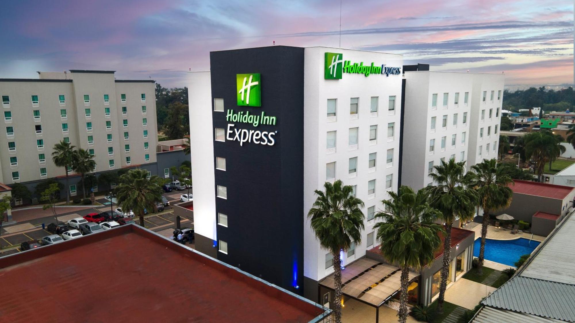 Holiday Inn Express Guadalajara Aeropuerto By Ihg Las Pintas Exteriör bild