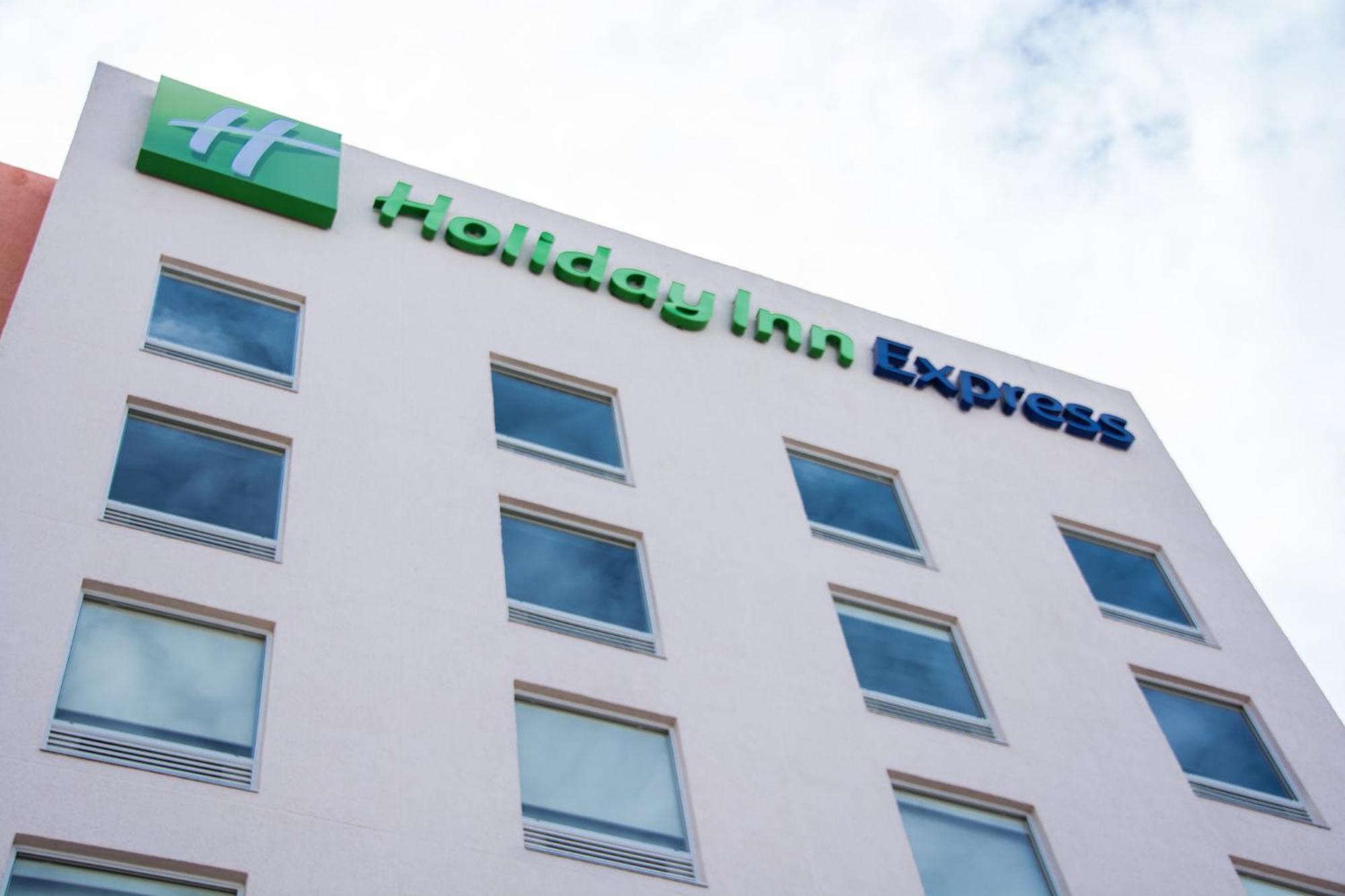 Holiday Inn Express Guadalajara Aeropuerto By Ihg Las Pintas Exteriör bild