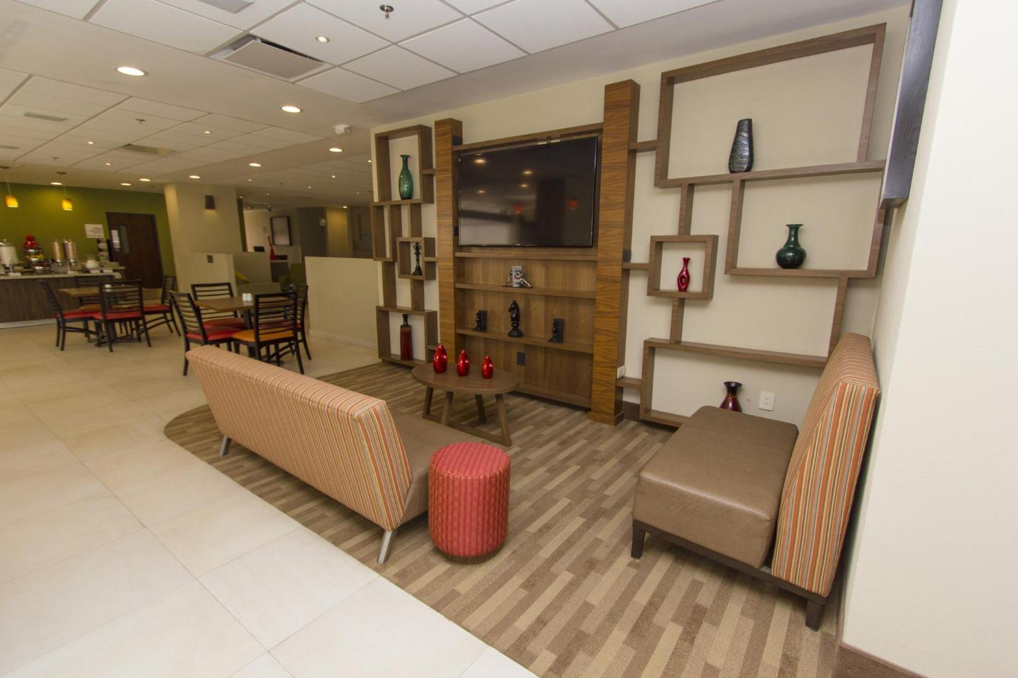 Holiday Inn Express Guadalajara Aeropuerto By Ihg Las Pintas Exteriör bild