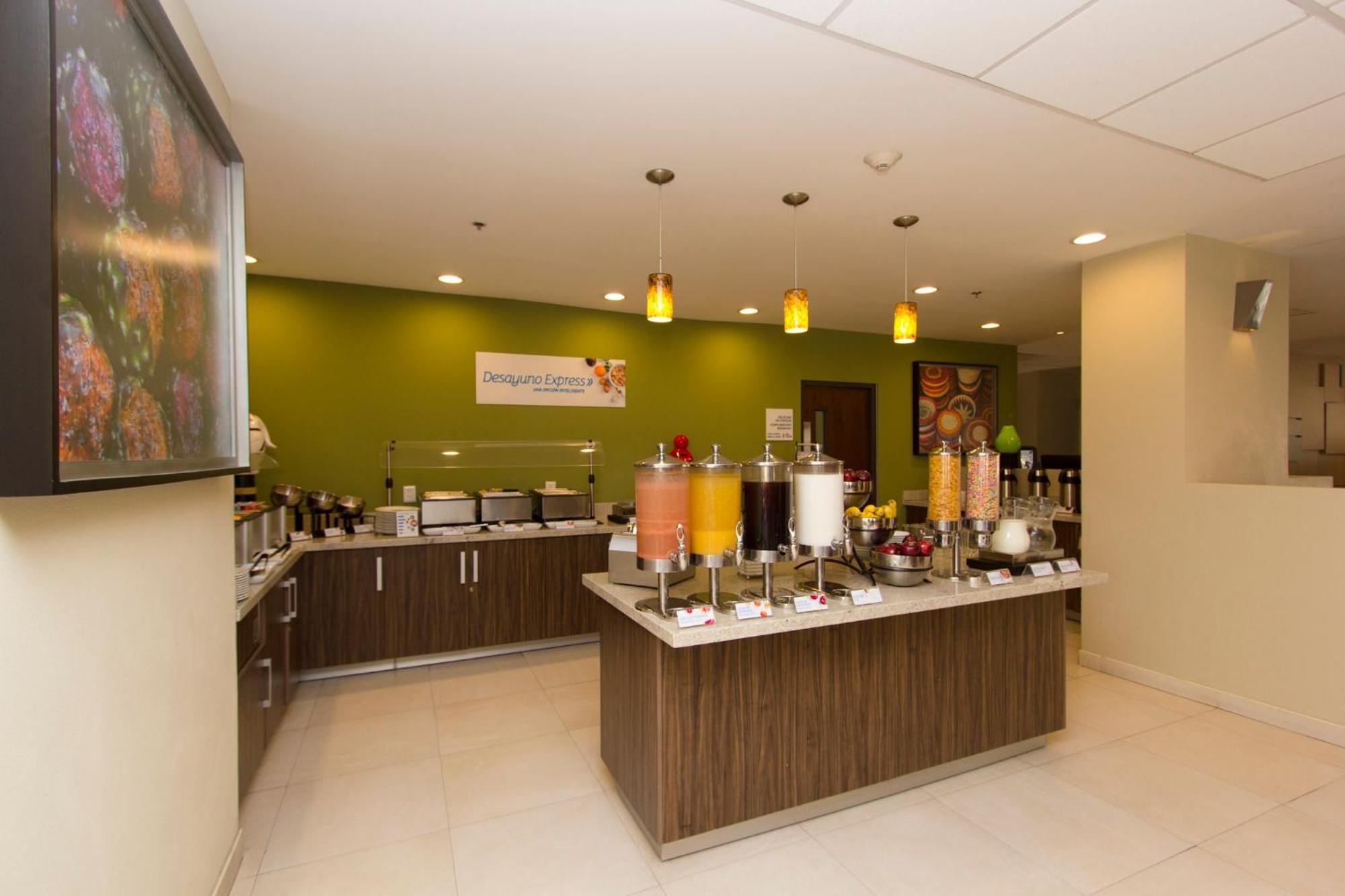 Holiday Inn Express Guadalajara Aeropuerto By Ihg Las Pintas Exteriör bild