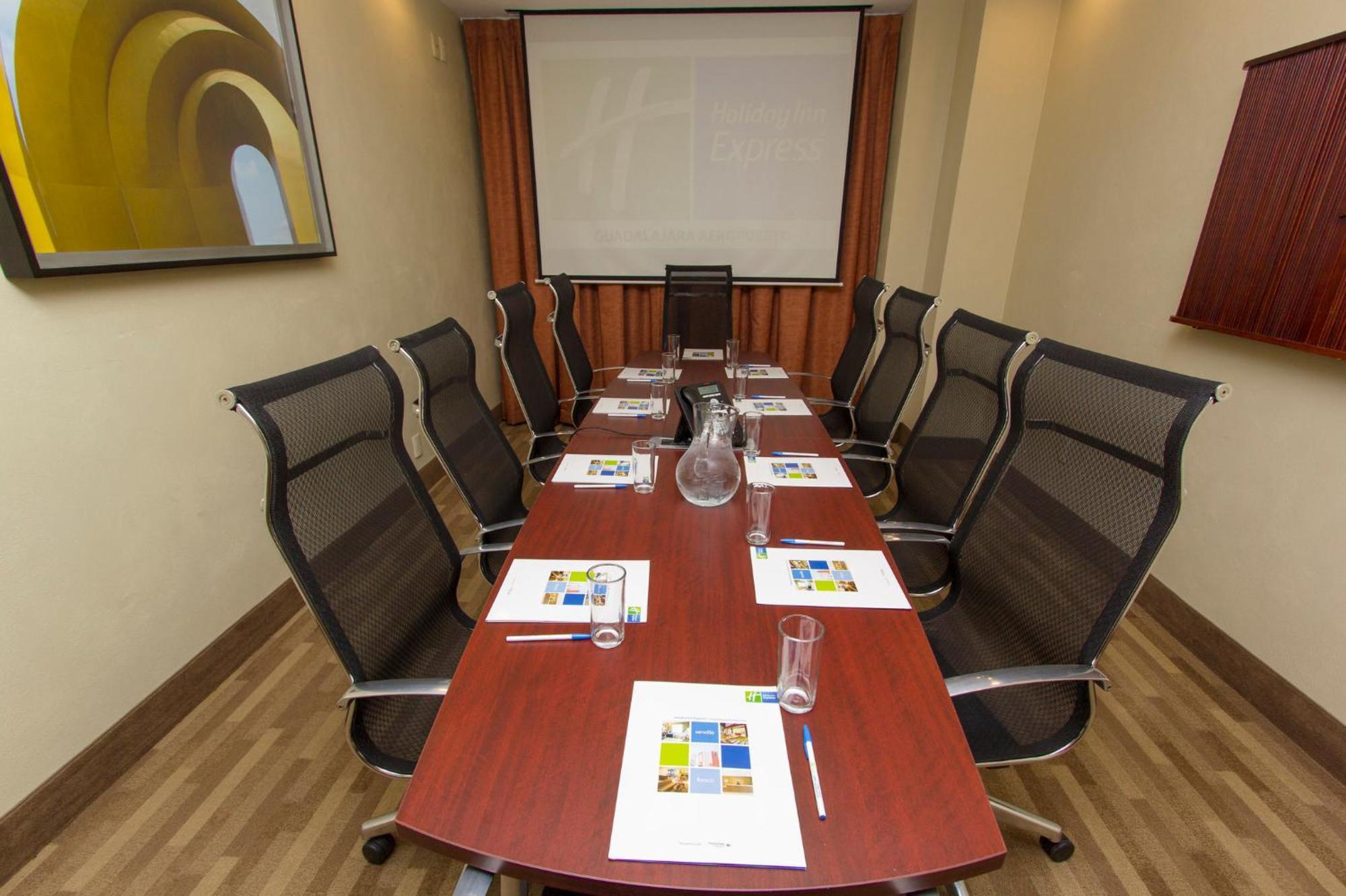 Holiday Inn Express Guadalajara Aeropuerto By Ihg Las Pintas Exteriör bild