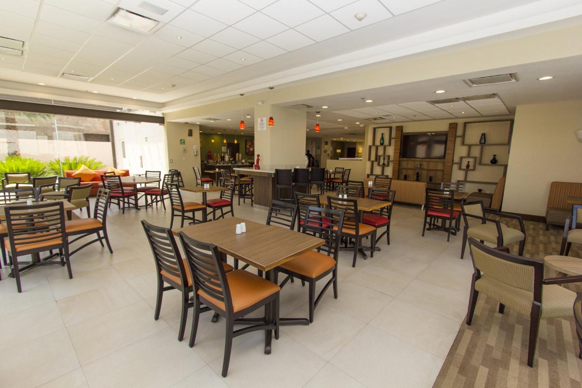 Holiday Inn Express Guadalajara Aeropuerto By Ihg Las Pintas Exteriör bild