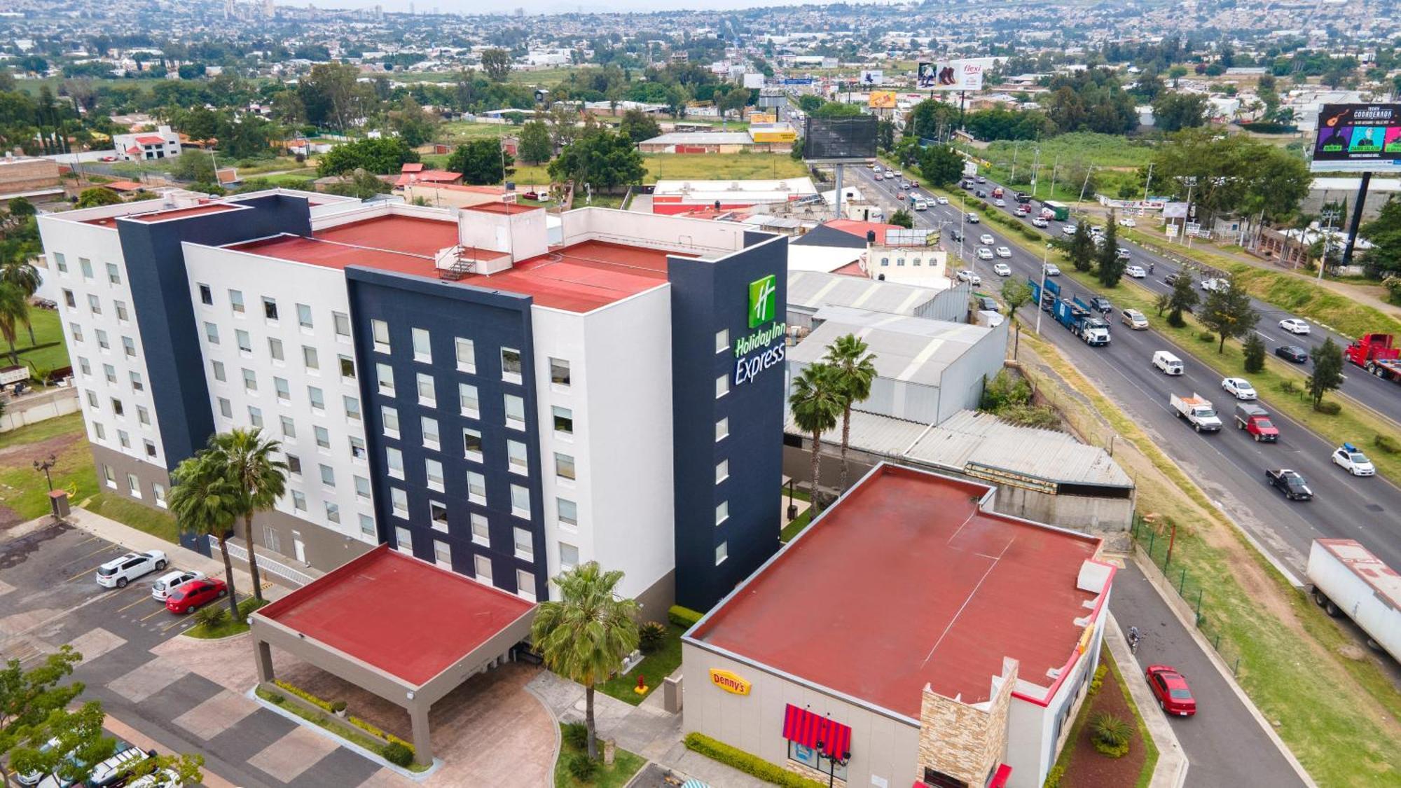 Holiday Inn Express Guadalajara Aeropuerto By Ihg Las Pintas Exteriör bild