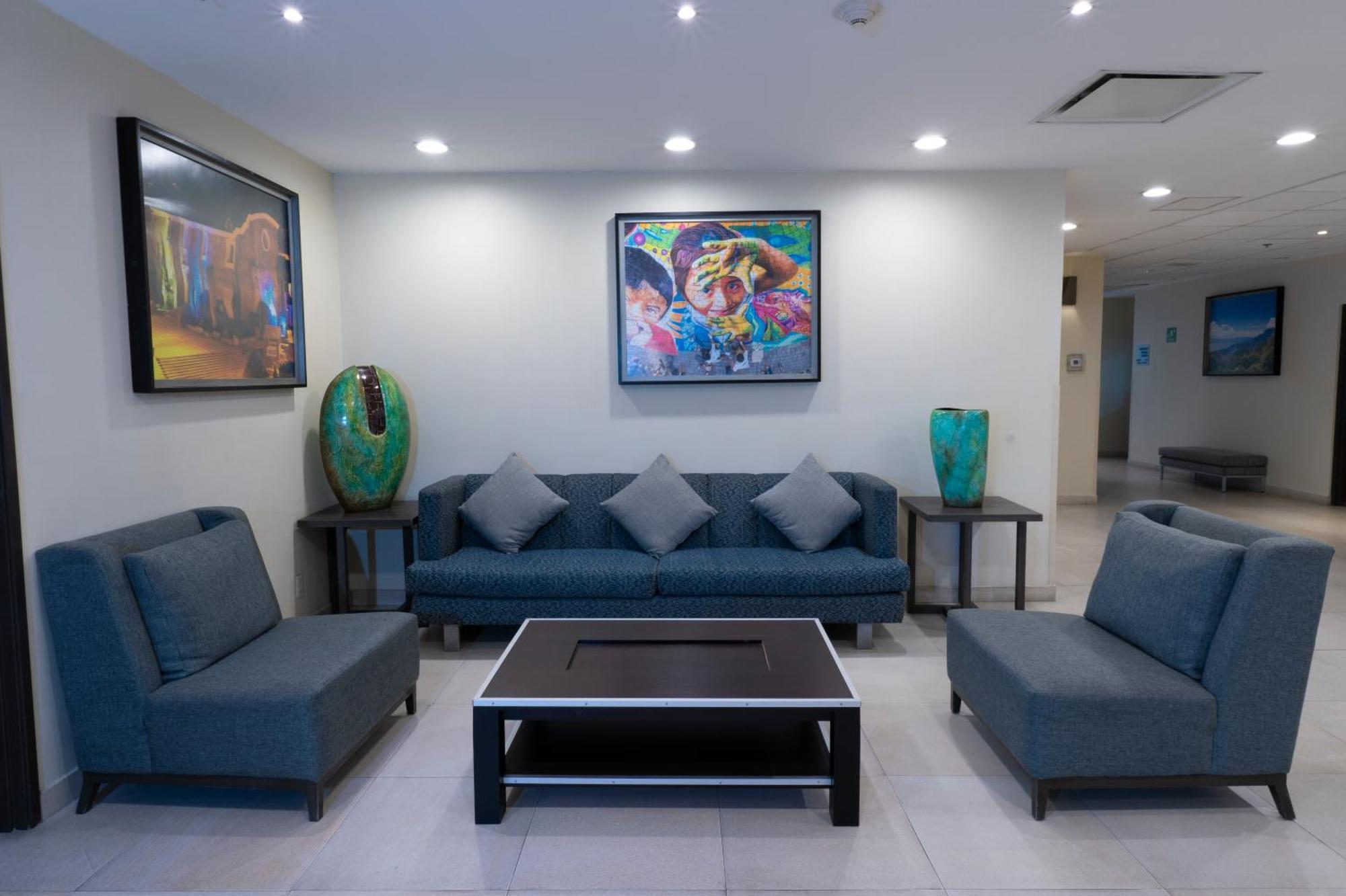 Holiday Inn Express Guadalajara Aeropuerto By Ihg Las Pintas Exteriör bild