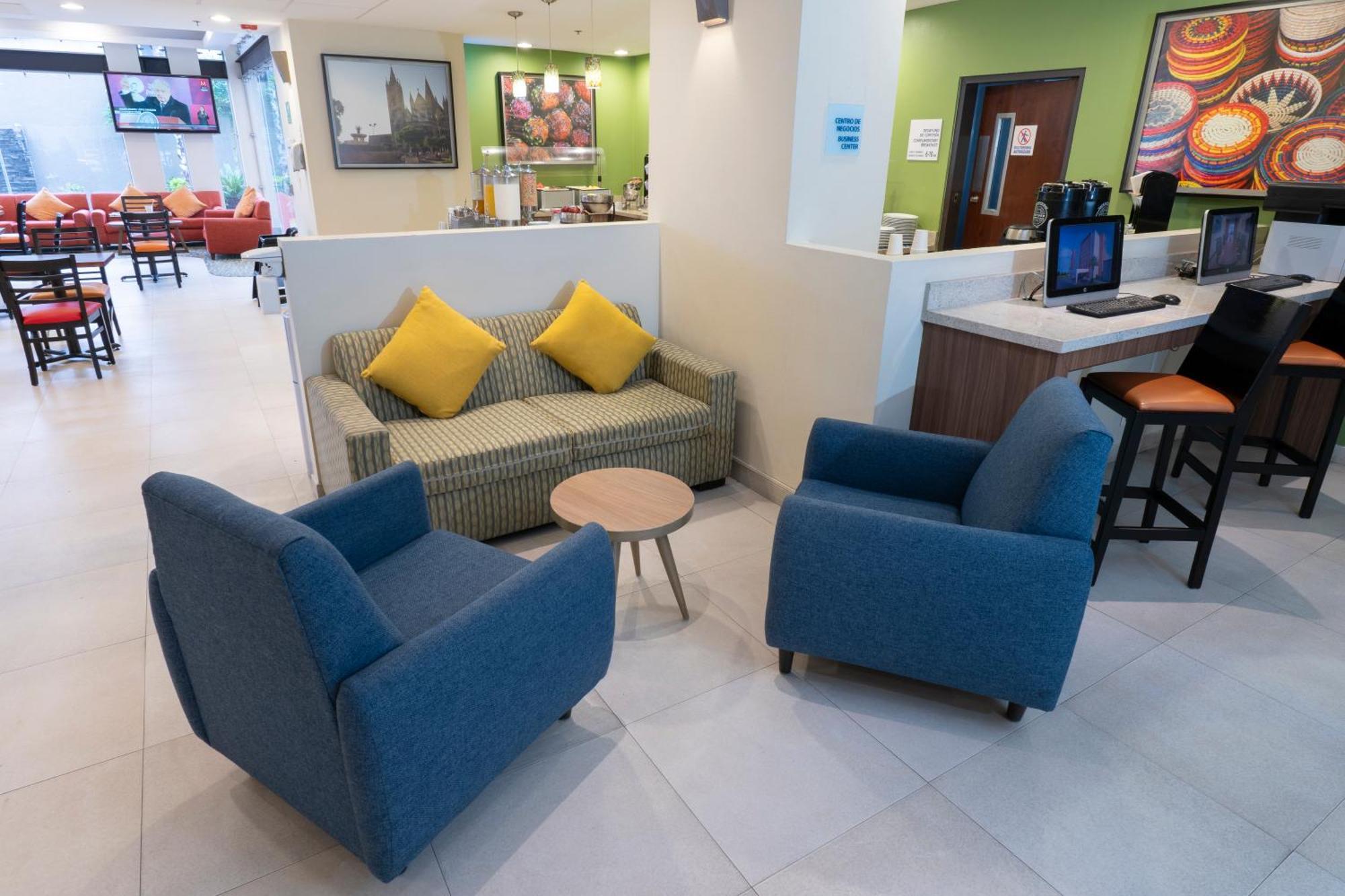 Holiday Inn Express Guadalajara Aeropuerto By Ihg Las Pintas Exteriör bild