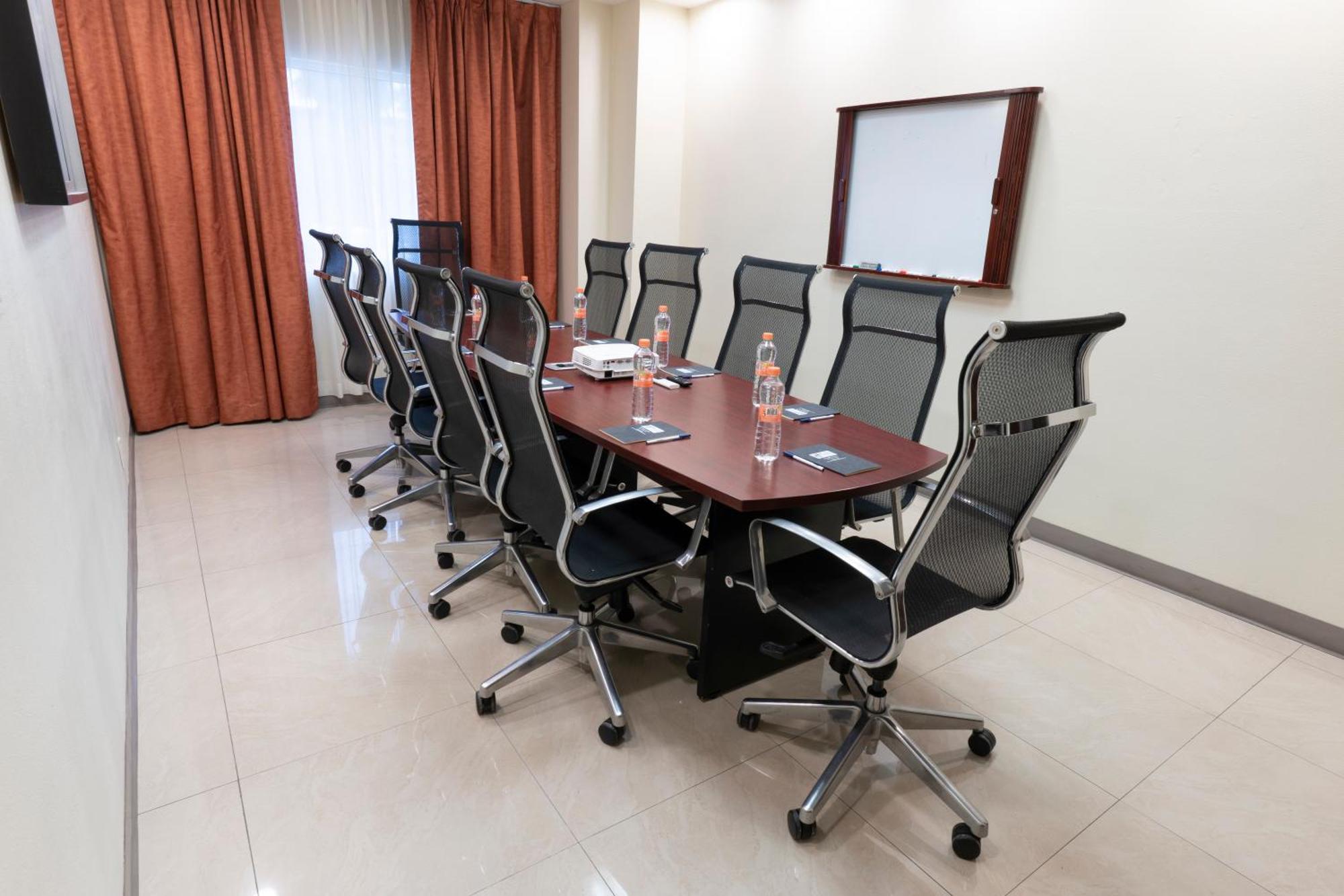 Holiday Inn Express Guadalajara Aeropuerto By Ihg Las Pintas Exteriör bild