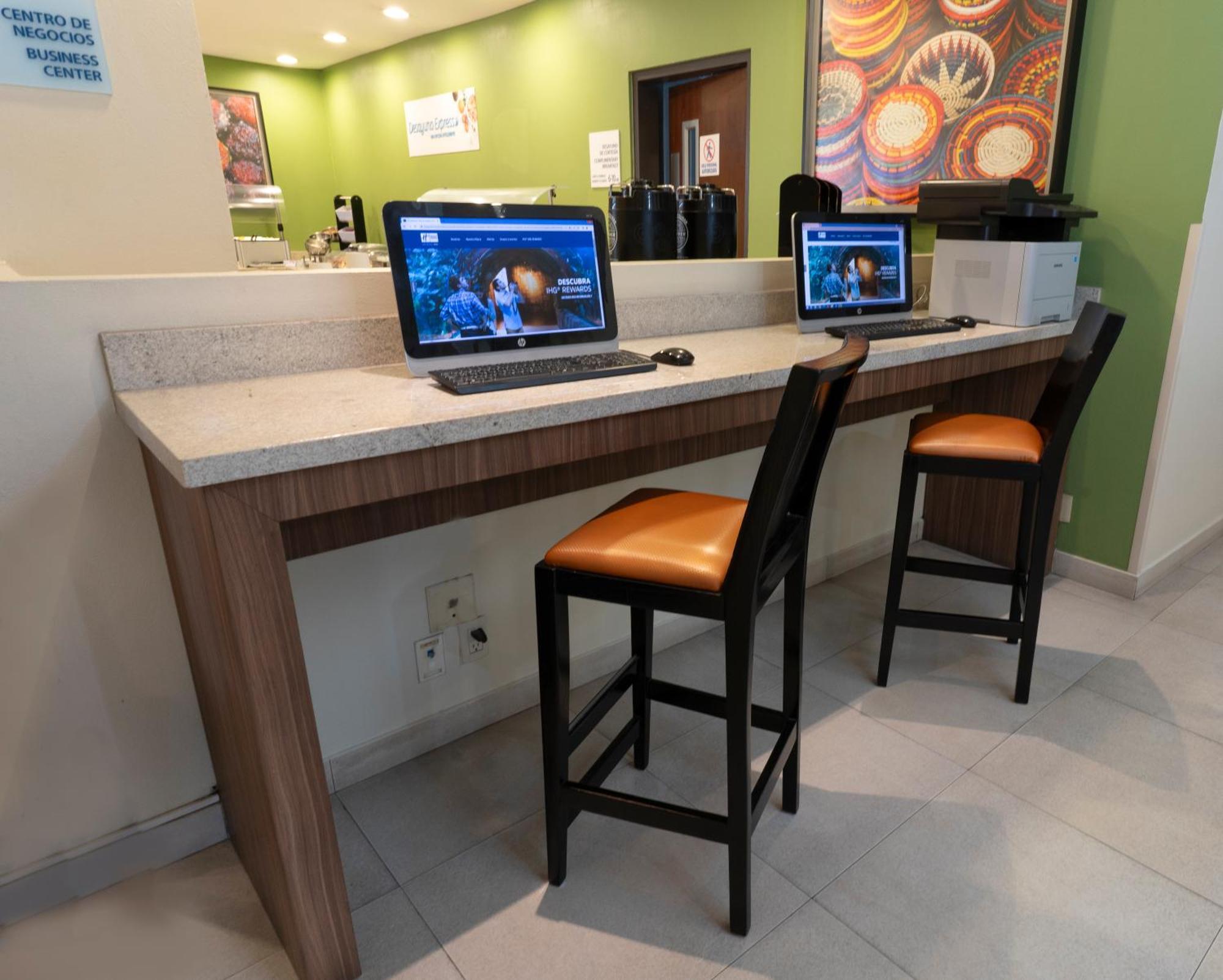 Holiday Inn Express Guadalajara Aeropuerto By Ihg Las Pintas Exteriör bild