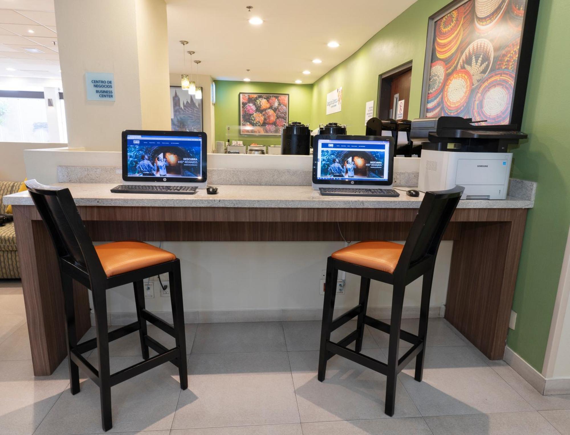 Holiday Inn Express Guadalajara Aeropuerto By Ihg Las Pintas Exteriör bild