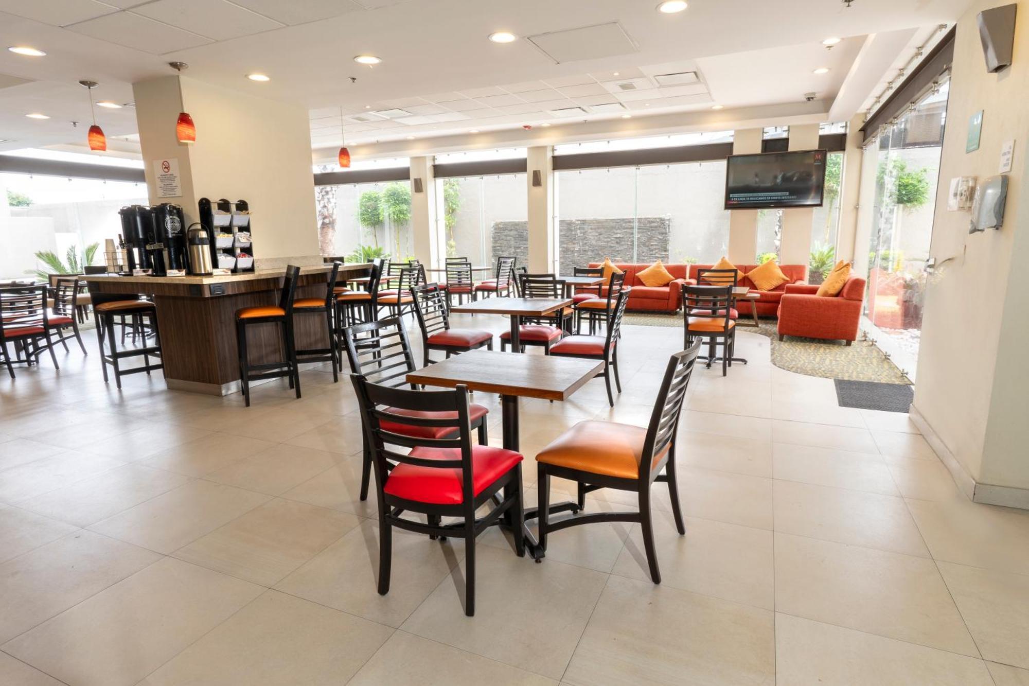Holiday Inn Express Guadalajara Aeropuerto By Ihg Las Pintas Exteriör bild