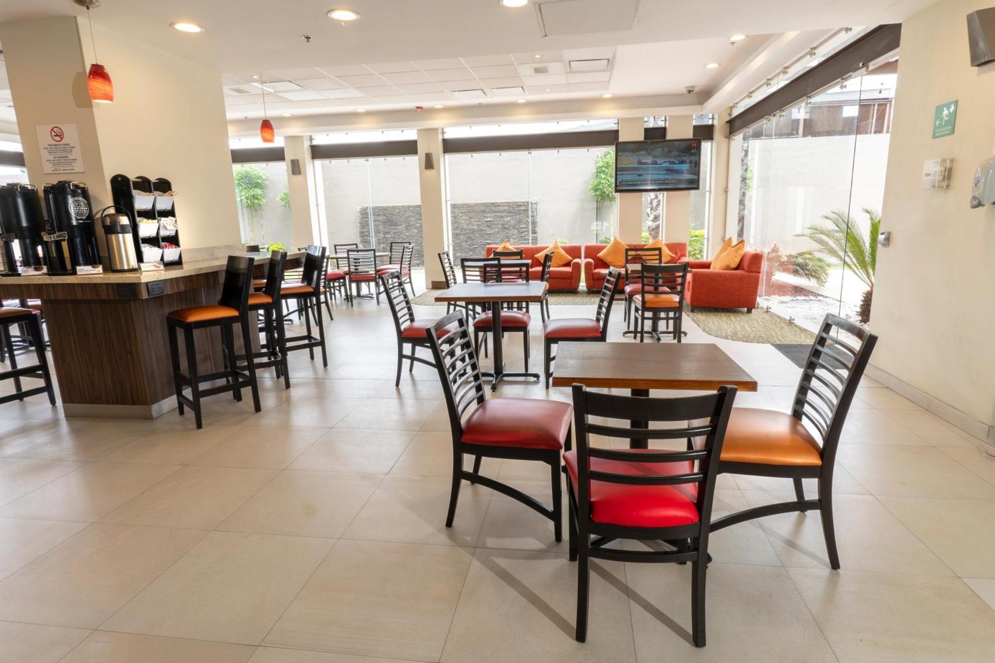 Holiday Inn Express Guadalajara Aeropuerto By Ihg Las Pintas Exteriör bild