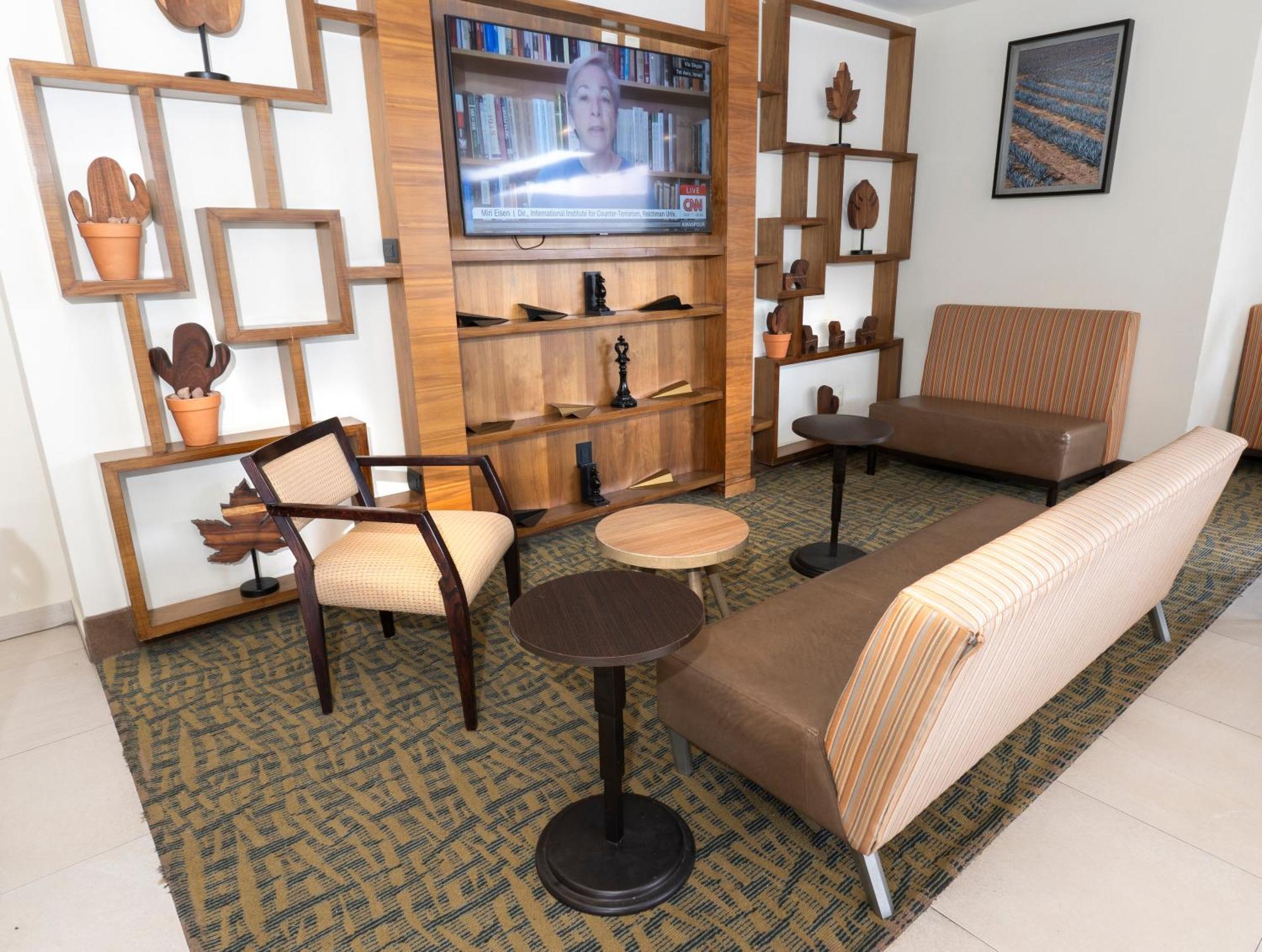 Holiday Inn Express Guadalajara Aeropuerto By Ihg Las Pintas Exteriör bild
