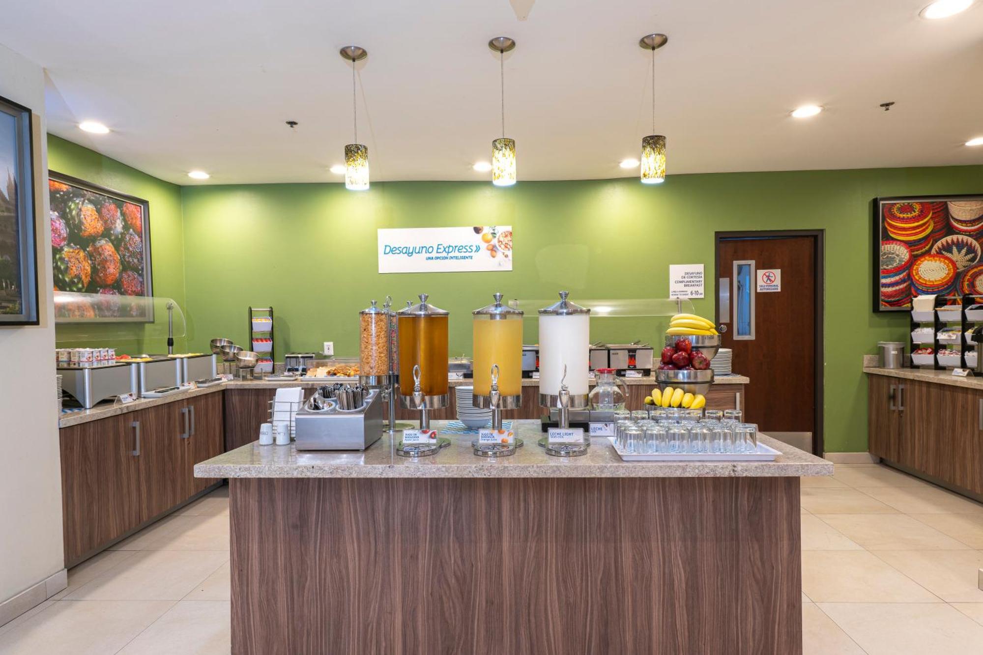 Holiday Inn Express Guadalajara Aeropuerto By Ihg Las Pintas Exteriör bild