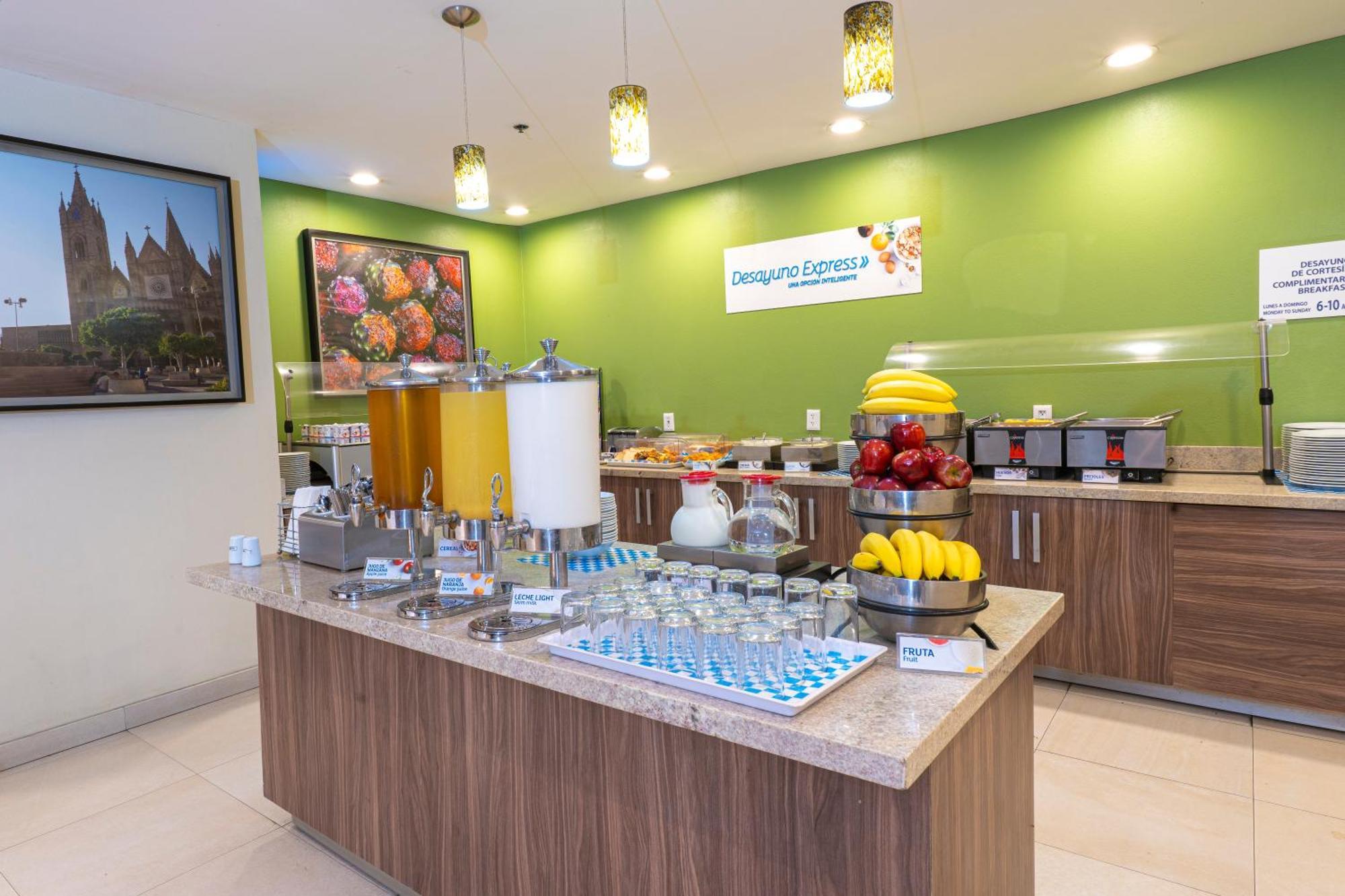 Holiday Inn Express Guadalajara Aeropuerto By Ihg Las Pintas Exteriör bild