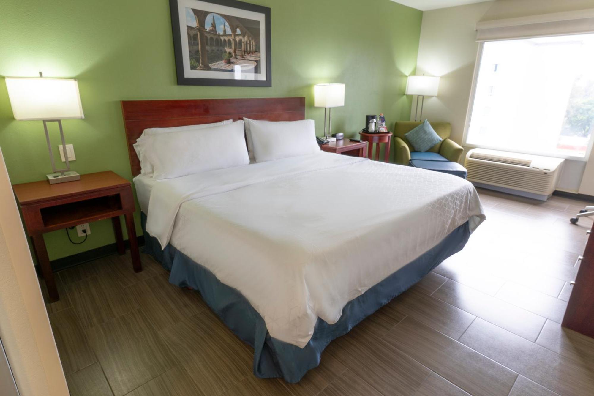 Holiday Inn Express Guadalajara Aeropuerto By Ihg Las Pintas Exteriör bild