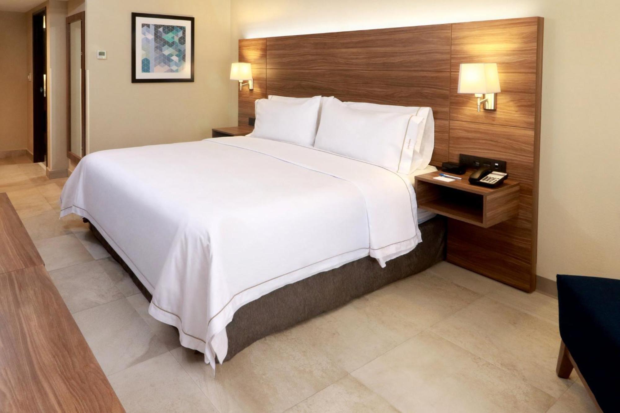 Holiday Inn Express Guadalajara Aeropuerto By Ihg Las Pintas Exteriör bild