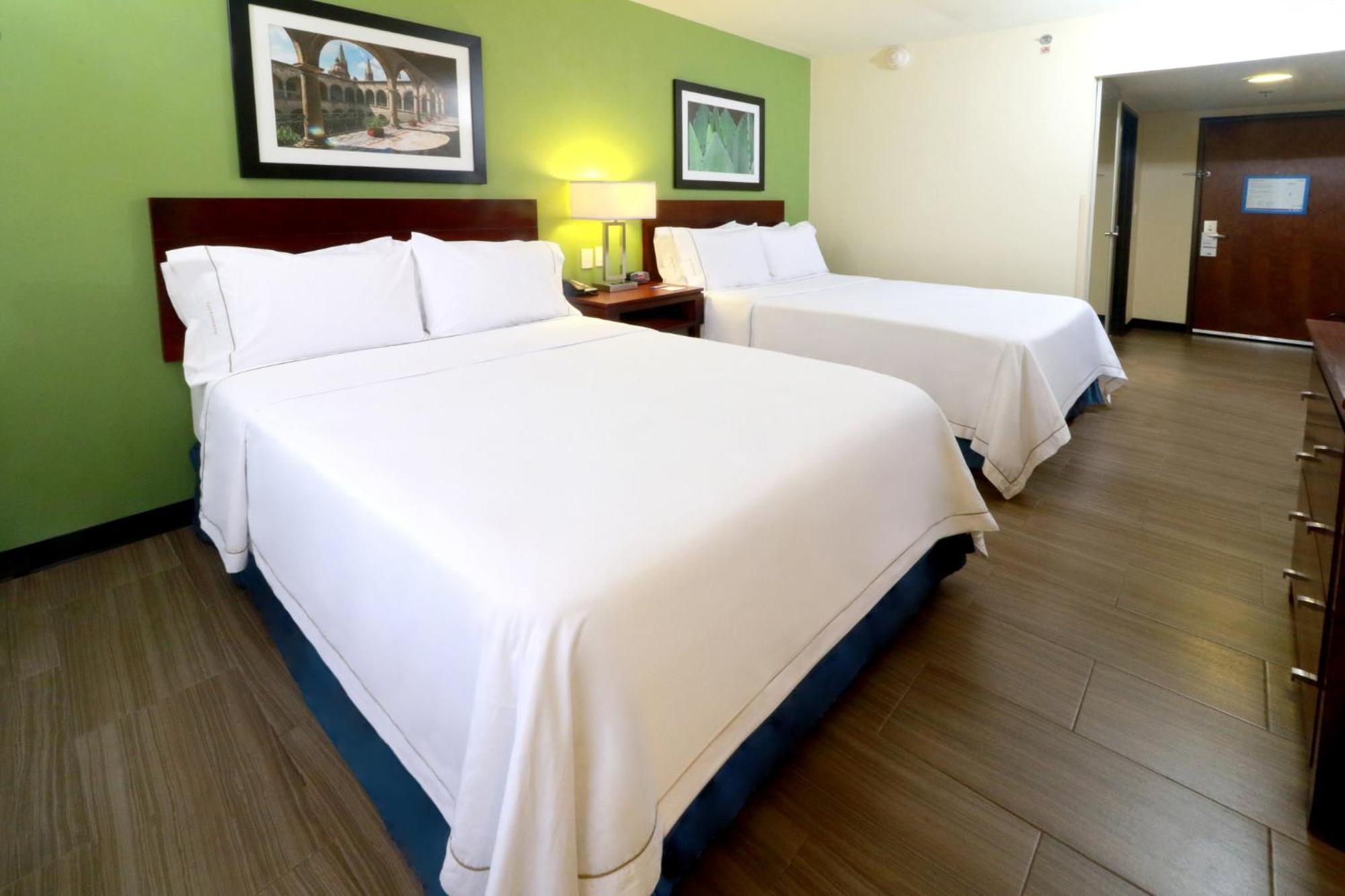 Holiday Inn Express Guadalajara Aeropuerto By Ihg Las Pintas Exteriör bild