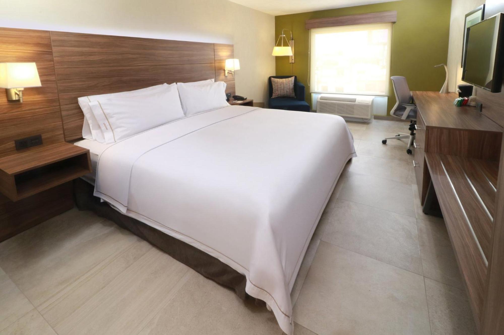 Holiday Inn Express Guadalajara Aeropuerto By Ihg Las Pintas Exteriör bild