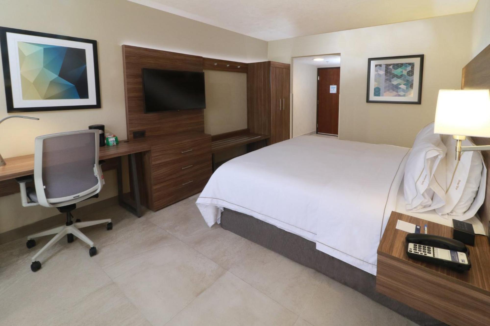 Holiday Inn Express Guadalajara Aeropuerto By Ihg Las Pintas Exteriör bild